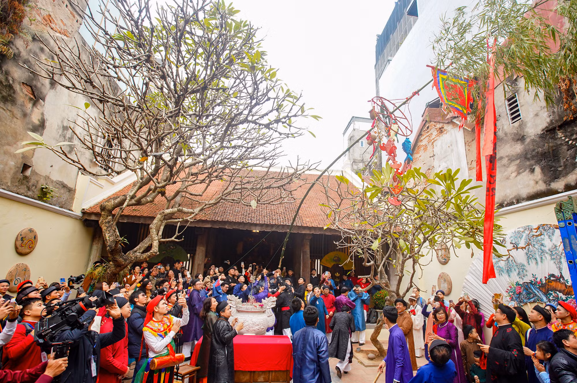 Dựng cây nêu ngày Tết tại đình Kim Ngân.