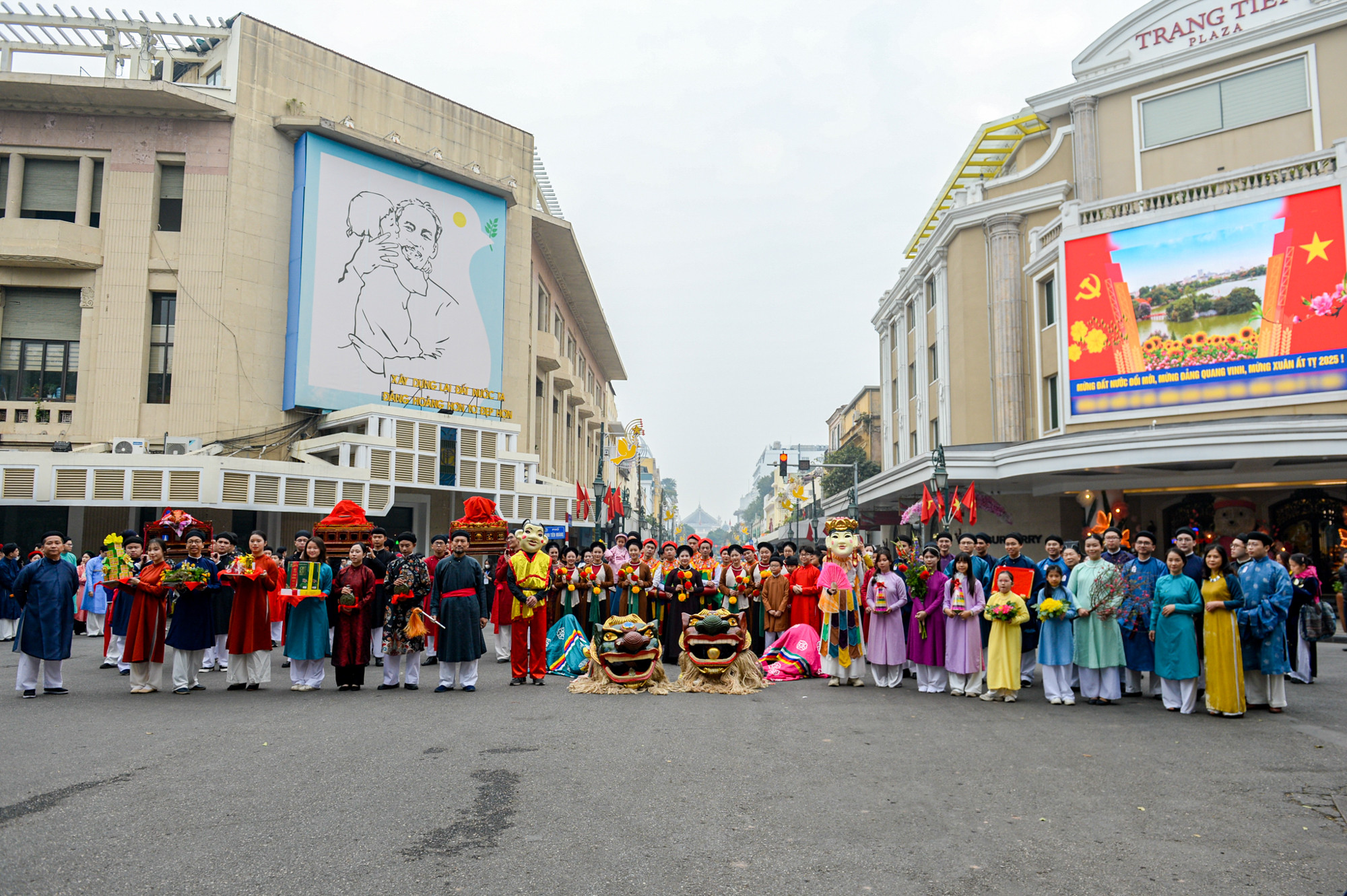 Đoàn rước lễ tại không gian đi bộ hồ Hoàn Kiếm. Đoàn rước lễ tại không gian đi bộ hồ Hoàn Kiếm.