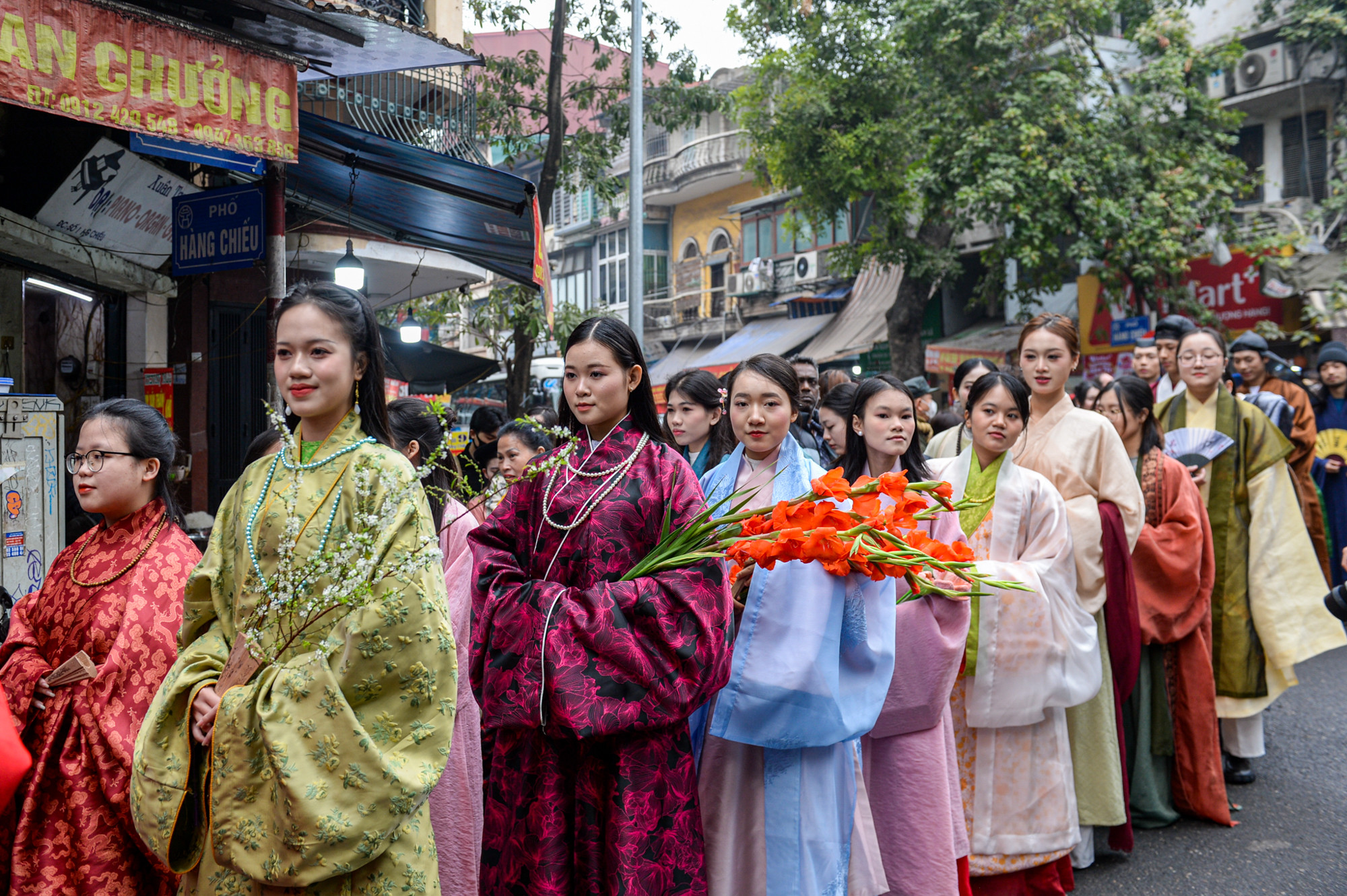 “Bách hoa bộ hành” là một sự kiện diễu hành nghệ thuật độc đáo, nơi những bộ cổ phục Việt truyền thống được tái hiện một cách sống động. “Bách hoa bộ hành” là một sự kiện diễu hành nghệ thuật độc đáo, nơi những bộ cổ phục Việt truyền thống được tái hiện một cách sống động.