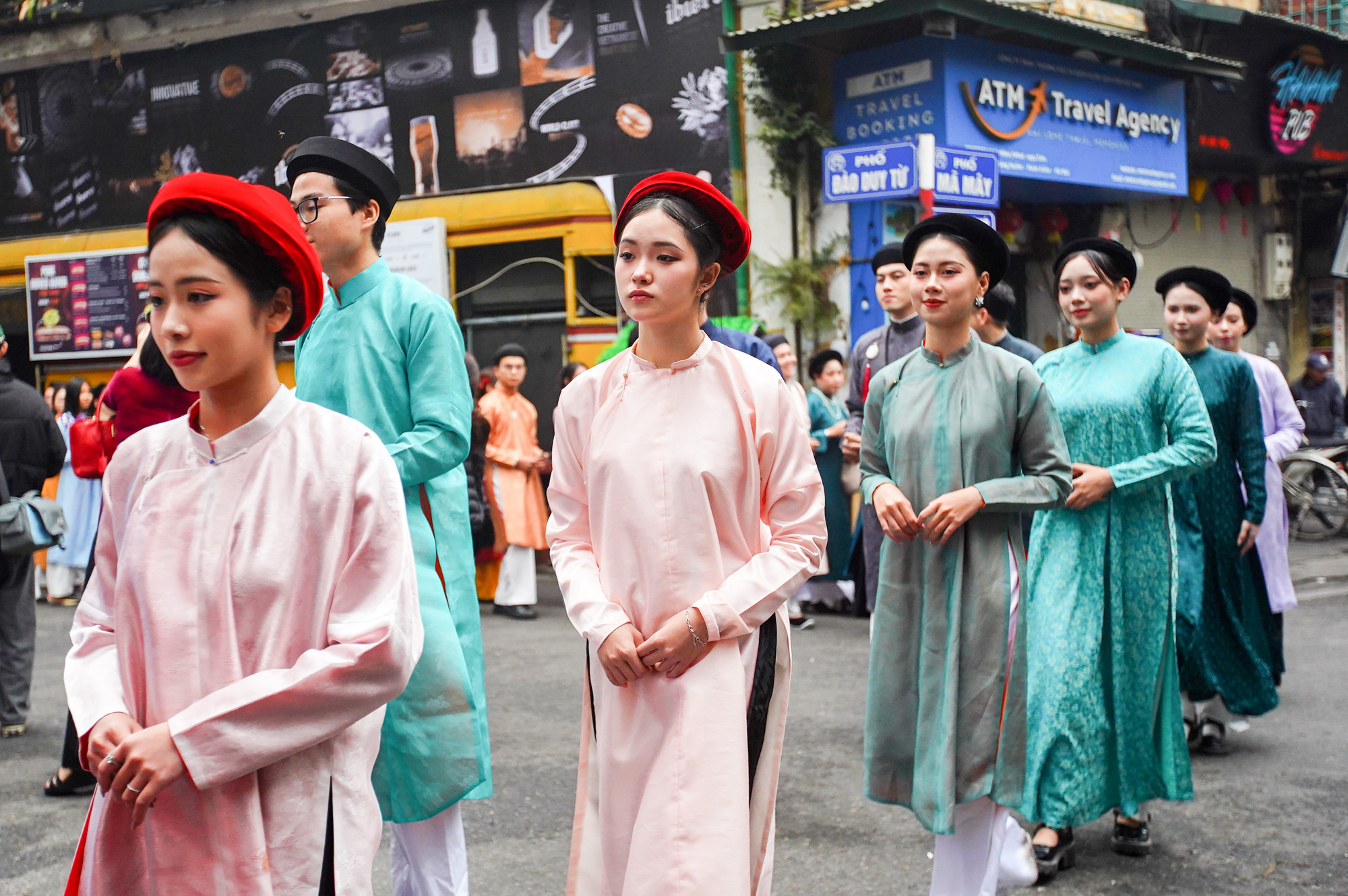 Được mặc trên mình cổ phục Việt, được tham gia diễu hành mang đến nhiều trải nghiệm thú vị cho các bạn trẻ. Được mặc trên mình cổ phục Việt, được tham gia diễu hành mang đến nhiều trải nghiệm thú vị cho các bạn trẻ.