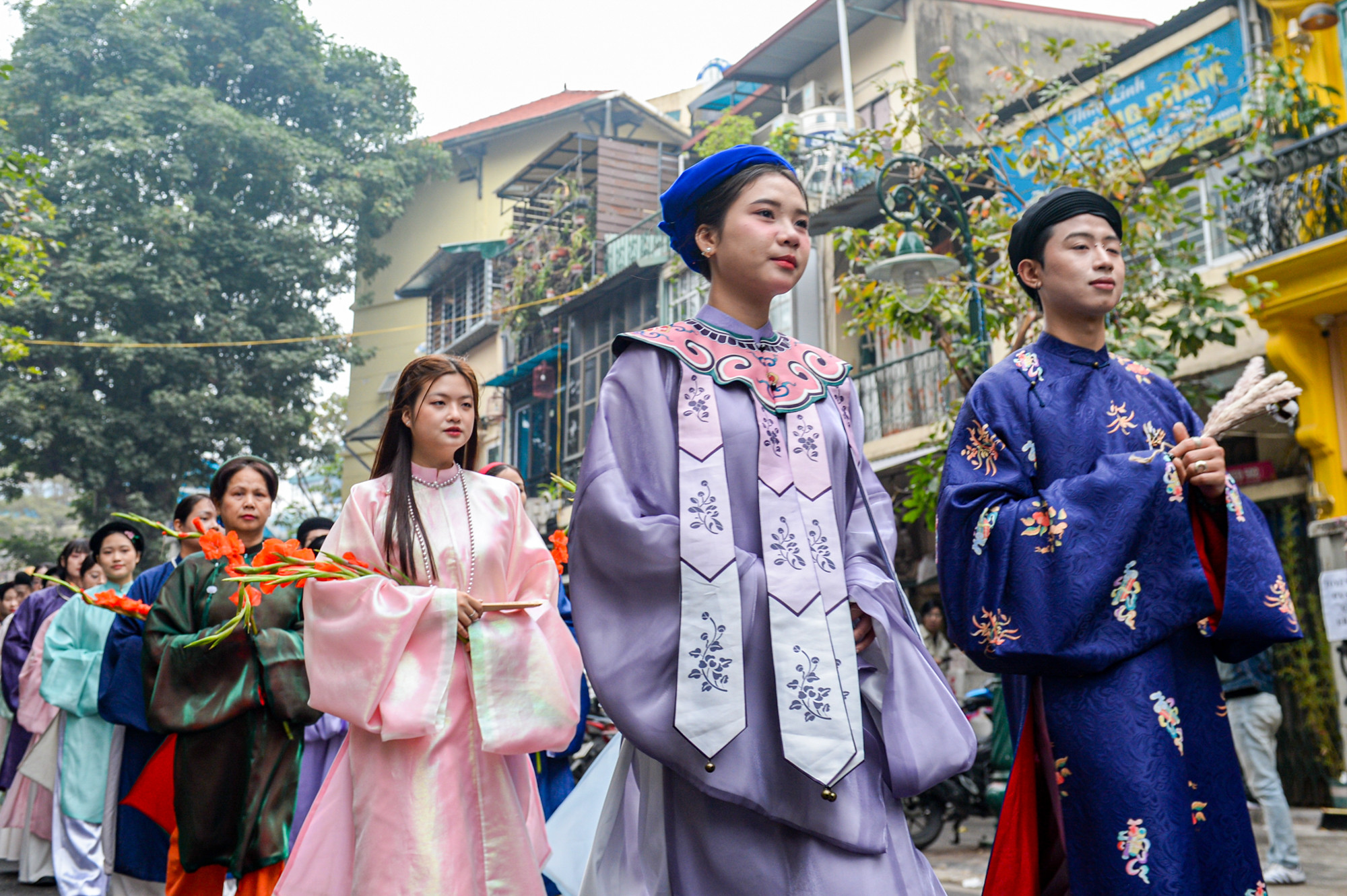 “Bách hoa bộ hành” với hàng trăm bộ trang phục từ các triều đại như: Lý, Trần, Lê, Nguyễn được trình diễn qua các tuyến phố, tạo nên bức tranh đầy sắc màu của văn hóa Việt. “Bách hoa bộ hành” với hàng trăm bộ trang phục từ các triều đại như: Lý, Trần, Lê, Nguyễn được trình diễn qua các tuyến phố, tạo nên bức tranh đầy sắc màu của văn hóa Việt.