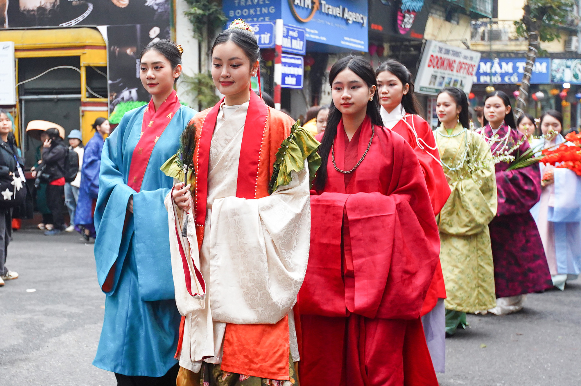 Đoàn diễu hành đi qua nhiều tuyến phố cổ của Hà Nội. Đoàn diễu hành đi qua nhiều tuyến phố cổ của Hà Nội.