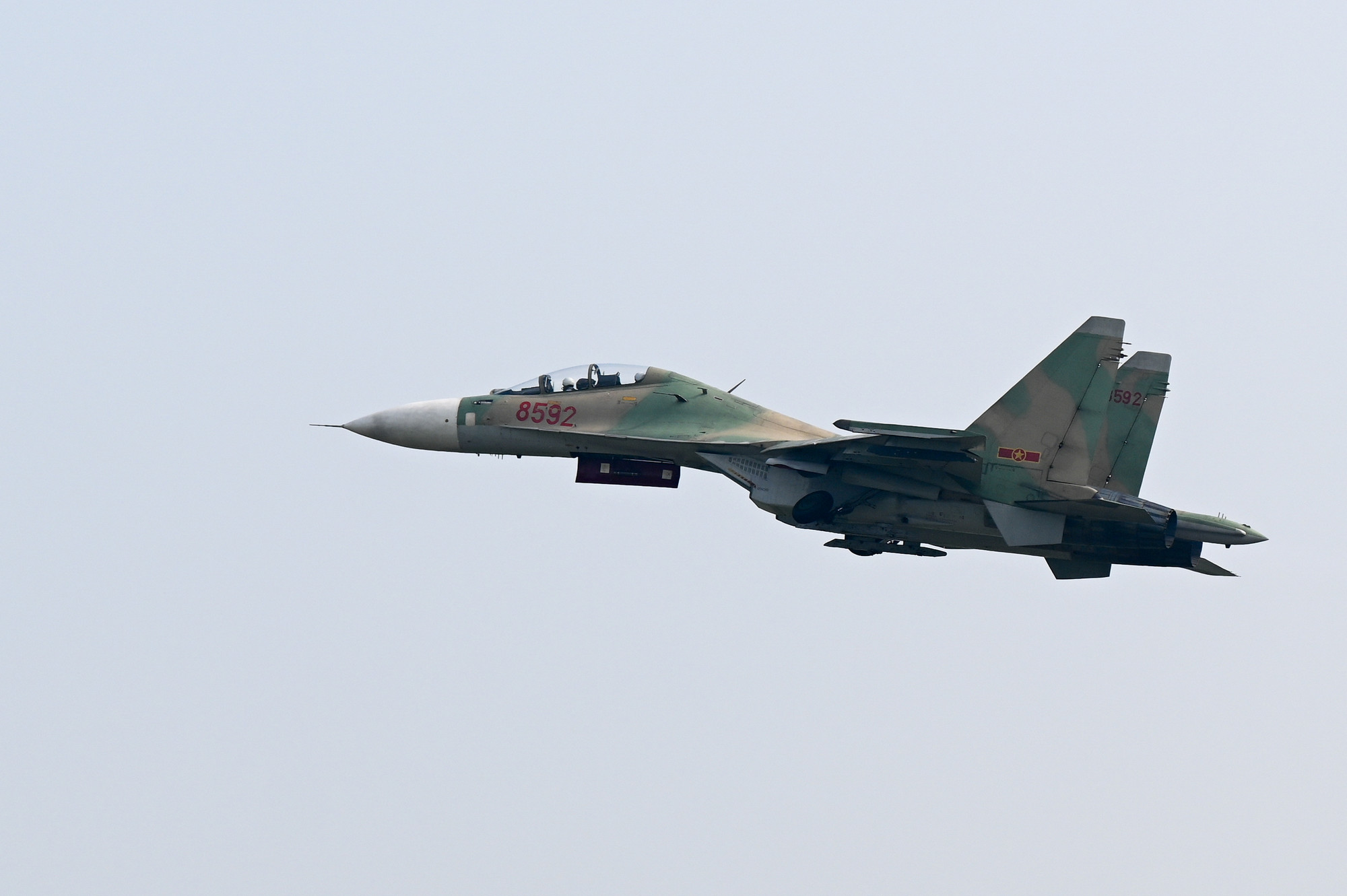 Ngay sau khi hạ cánh, các chiến sĩ kỹ thuật hỗ trợ ngay 2 phi công, kiểm tra và làm các công tác hậu cần kỹ thuật.