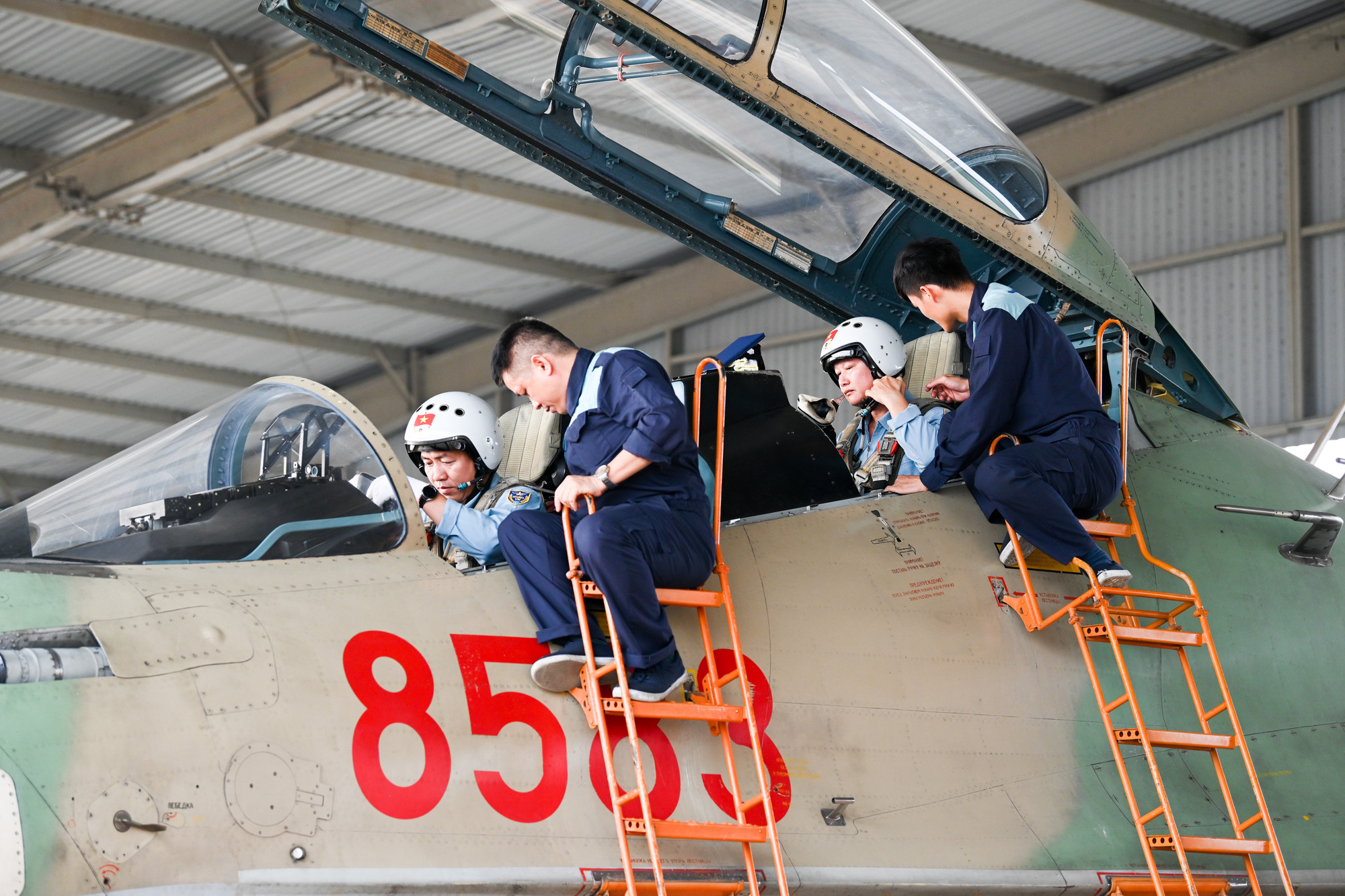 Những công tác chuẩn bị cuối cùng được thực hiện tại sân bay Biên Hòa.