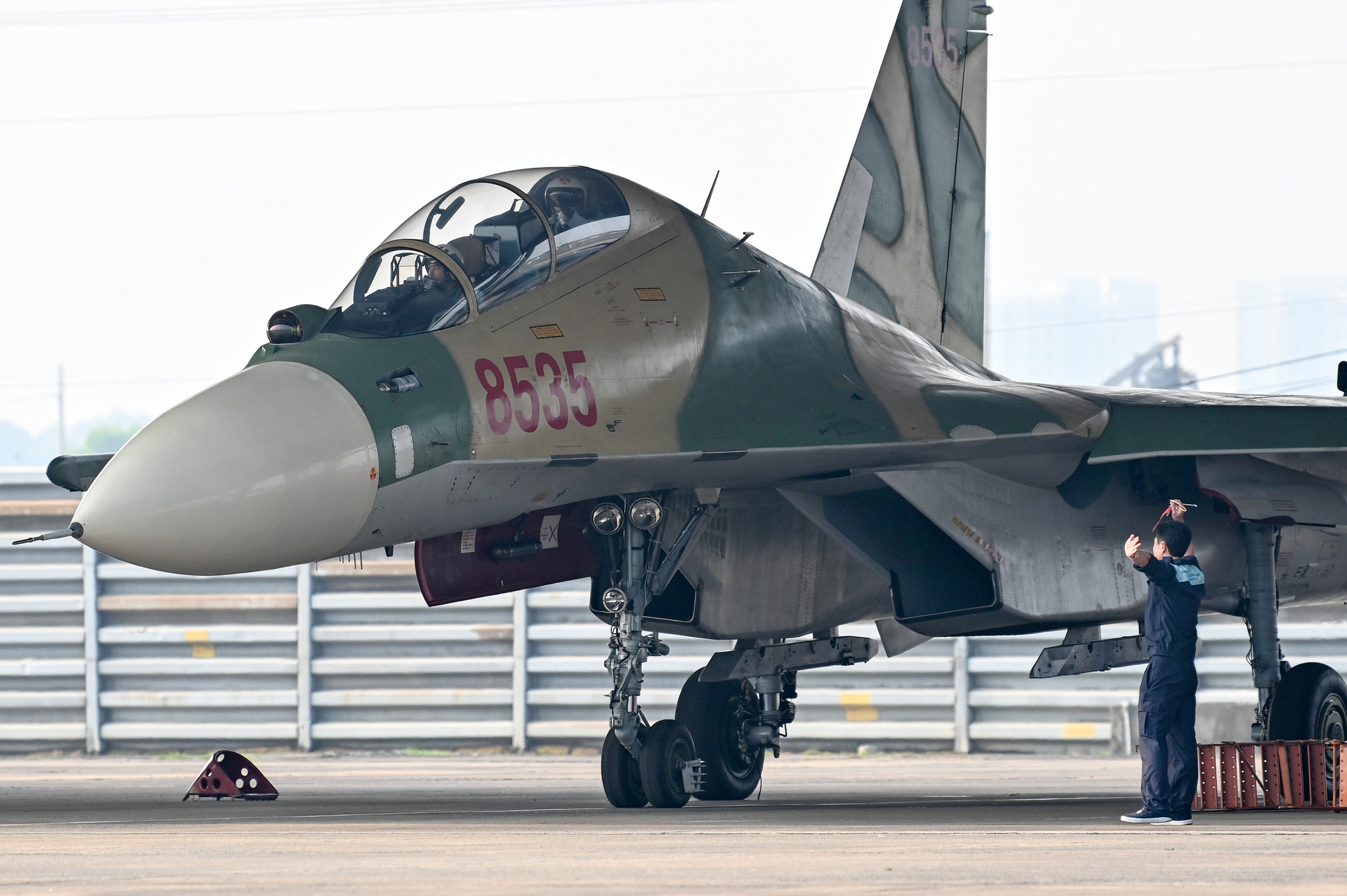 Máy bay Su-30MK2 ra đường bay chuẩn bị thực hiện nhiệm vụ.