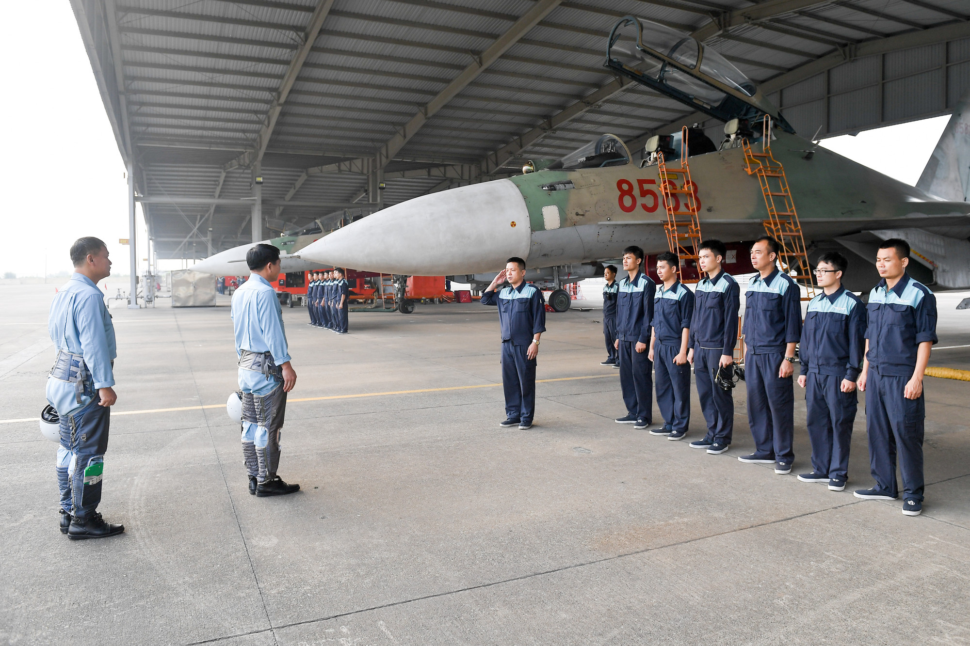Các phi công điều khiển Su-30MK2 là những người dày dạn kinh nghiệm, từng tham gia huấn luyện trong và ngoài nước, có khả năng khai thác tối đa tính năng hiện đại của dòng tiêm kích này.