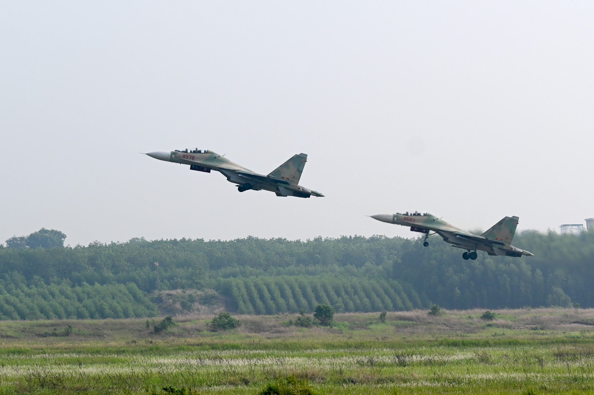 Trong nhiệm vụ hôm nay, các máy bay chiến đấu SU30-MK2 hiện đại nhất Việt Nam có màn thả gần 400 quả đạn nhiễu trên bầu trời TPHCM