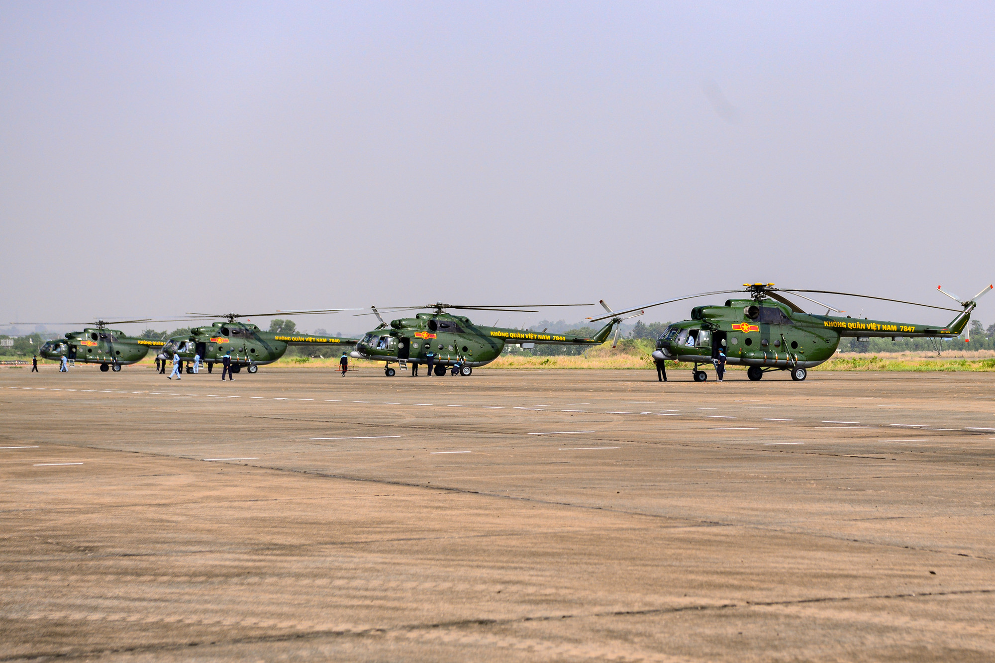 Các tổ bay tham gia ban bay đặc biệt thuộc các Trung đoàn không quân trực thăng 917 (Sư đoàn 370), Trung đoàn 916 (Sư đoàn 371), Trung đoàn 930 (Sư đoàn 372).