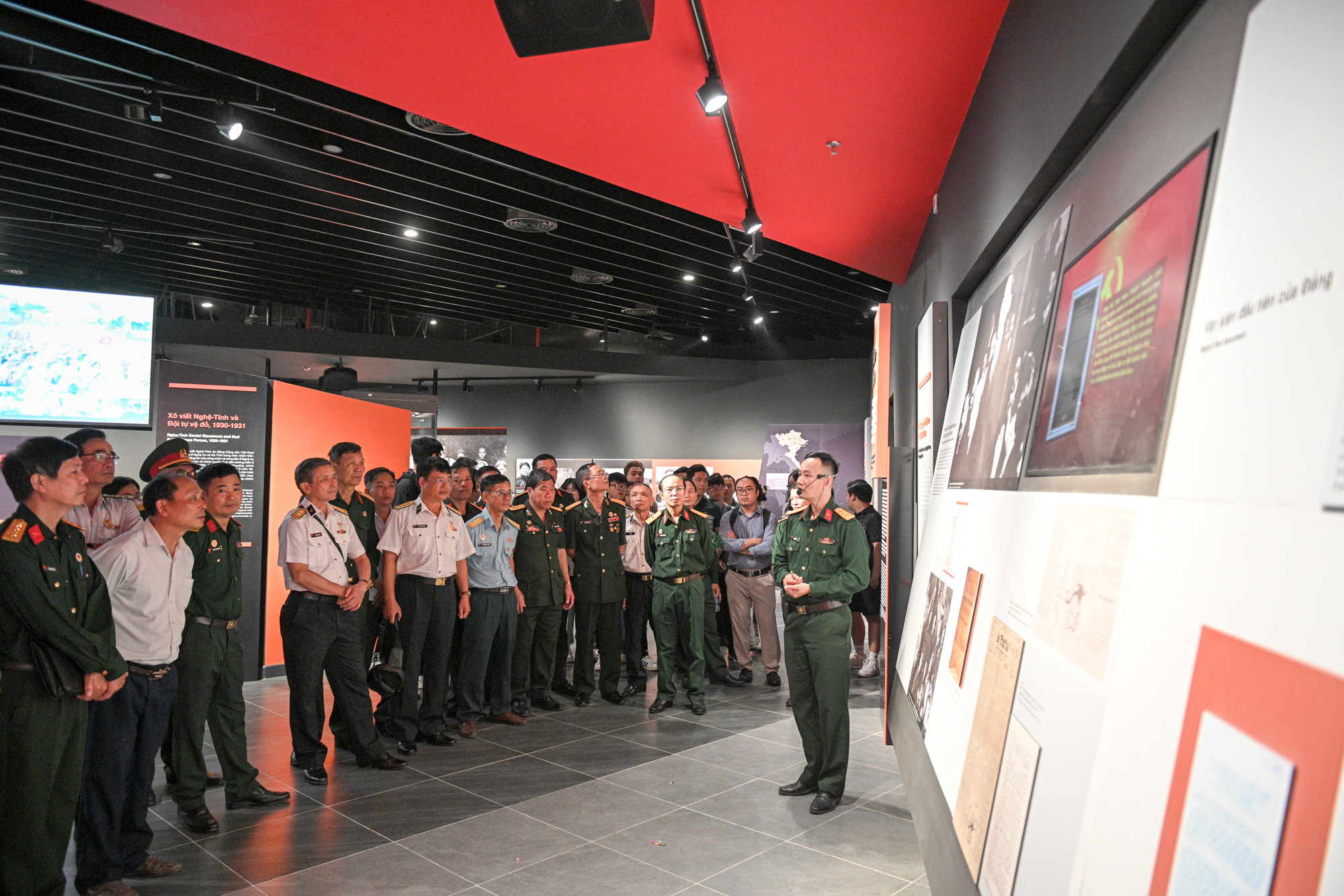 [Ảnh] Đông đảo khách tham quan Bảo tàng Lịch sử Quân sự Việt Nam ngày đầu mở cửa ảnh 12