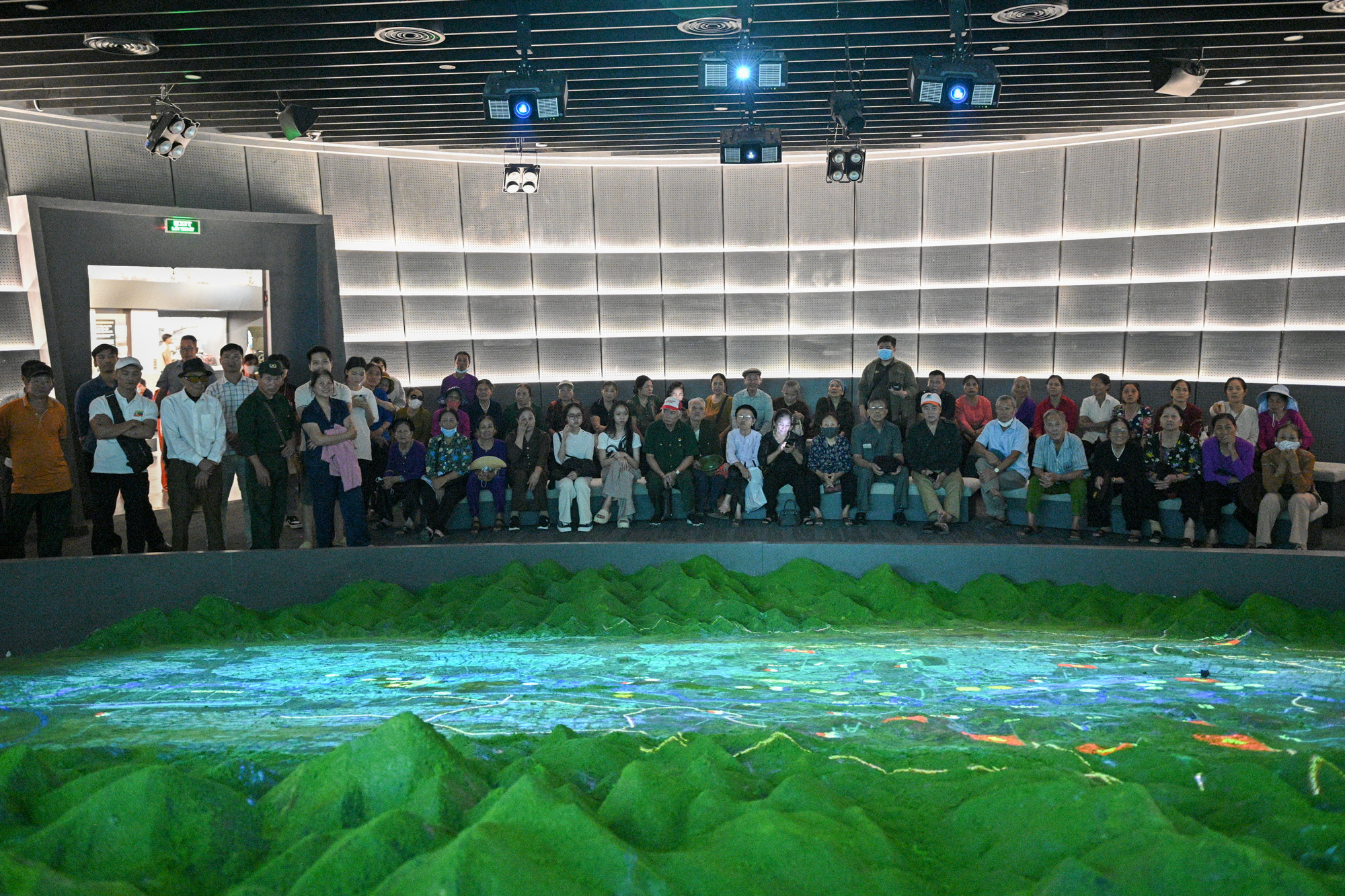 [Ảnh] Đông đảo khách tham quan Bảo tàng Lịch sử Quân sự Việt Nam ngày đầu mở cửa ảnh 8