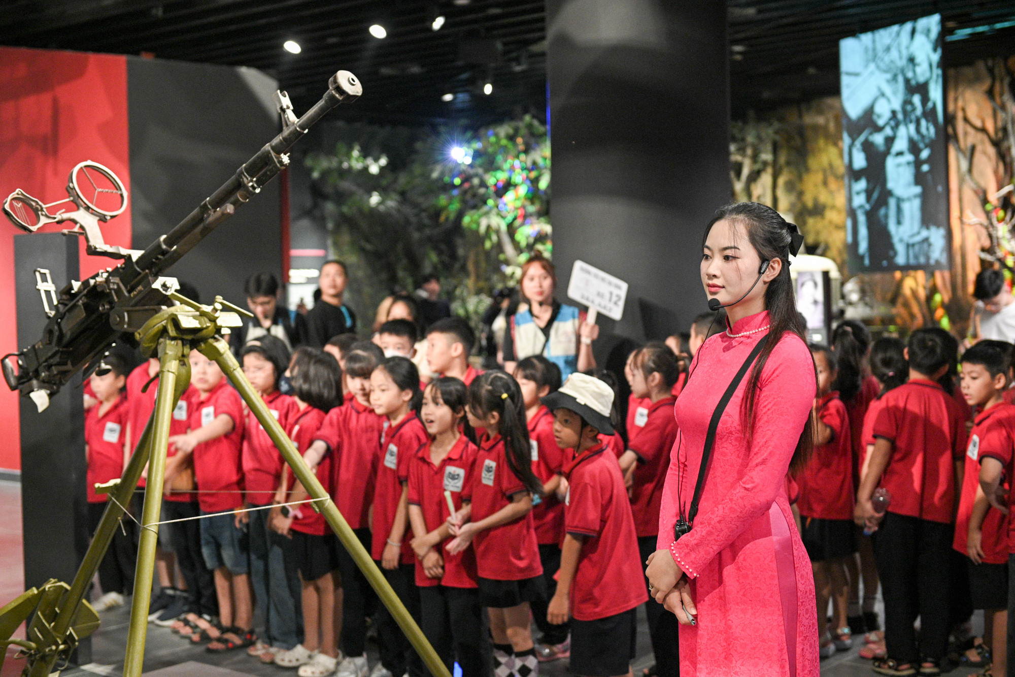 [Ảnh] Đông đảo khách tham quan Bảo tàng Lịch sử Quân sự Việt Nam ngày đầu mở cửa ảnh 5