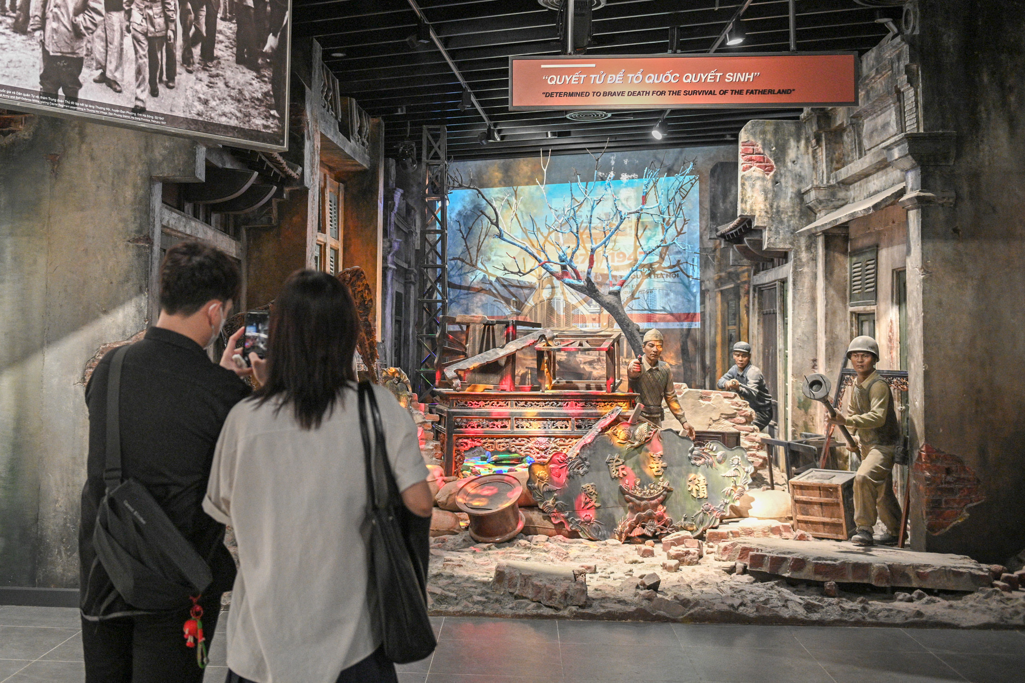 [Ảnh] Đông đảo khách tham quan Bảo tàng Lịch sử Quân sự Việt Nam ngày đầu mở cửa ảnh 9