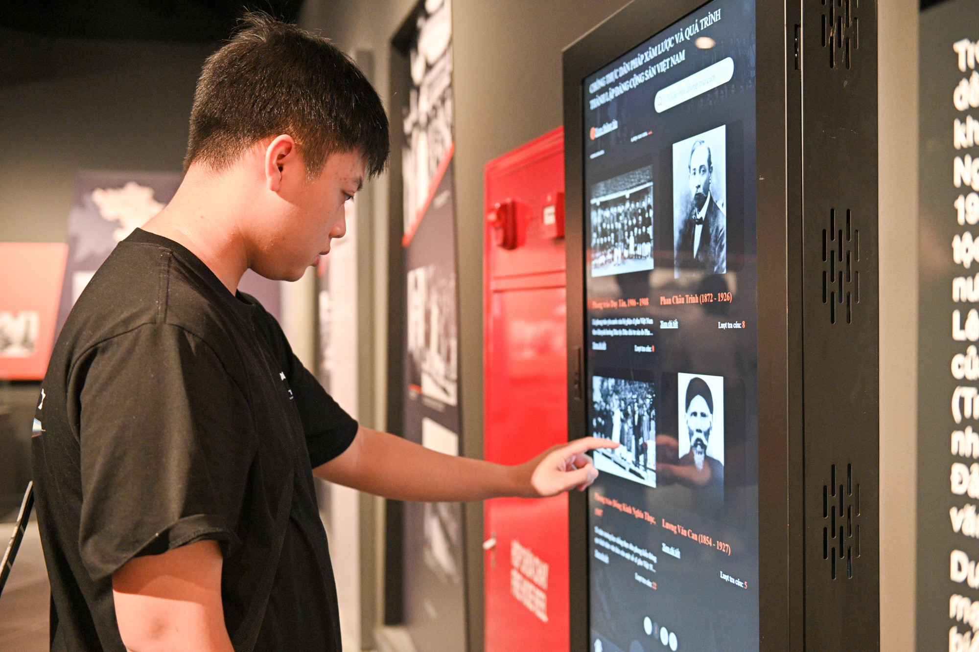 [Ảnh] Đông đảo khách tham quan Bảo tàng Lịch sử Quân sự Việt Nam ngày đầu mở cửa ảnh 11