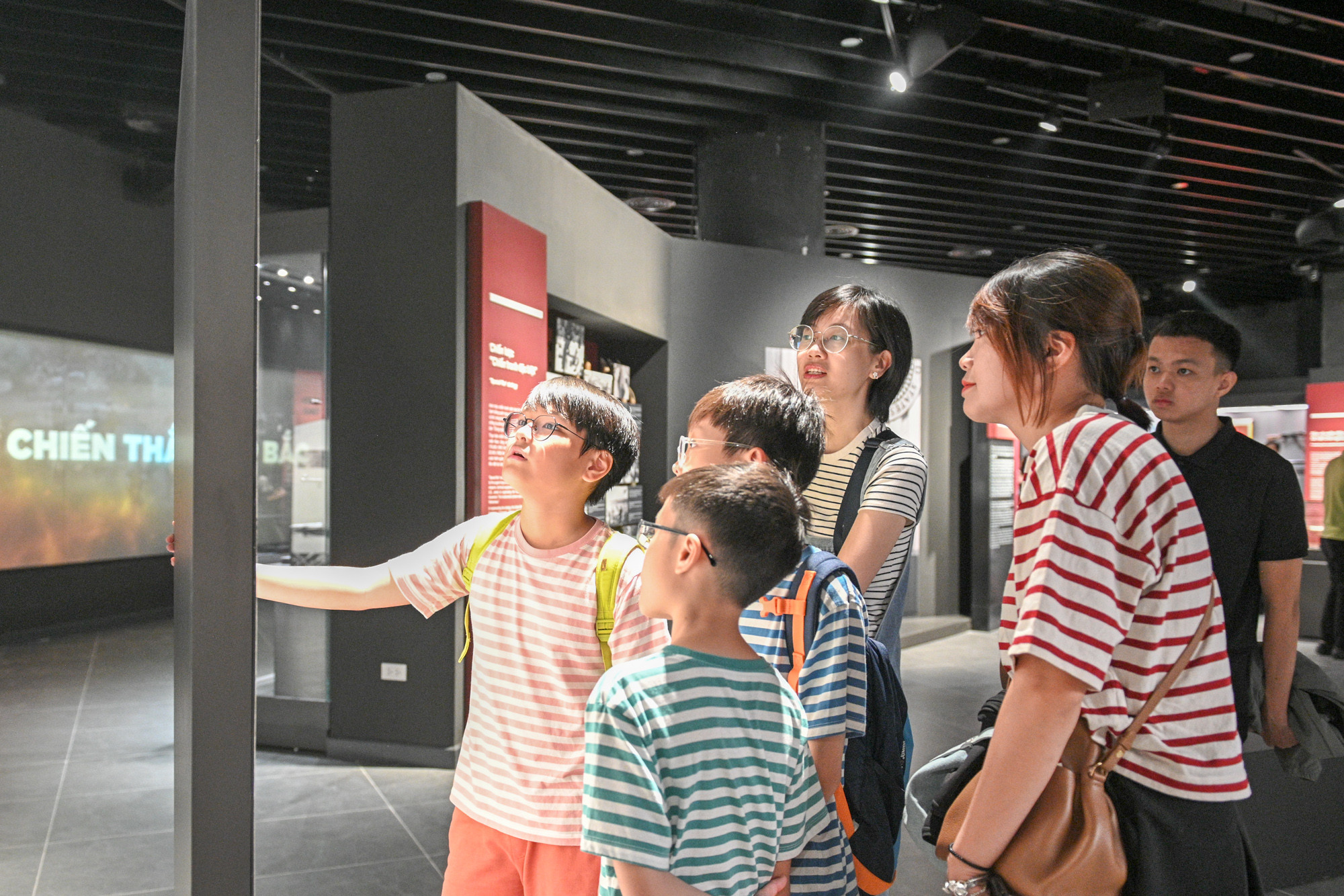 [Ảnh] Đông đảo khách tham quan Bảo tàng Lịch sử Quân sự Việt Nam ngày đầu mở cửa ảnh 6