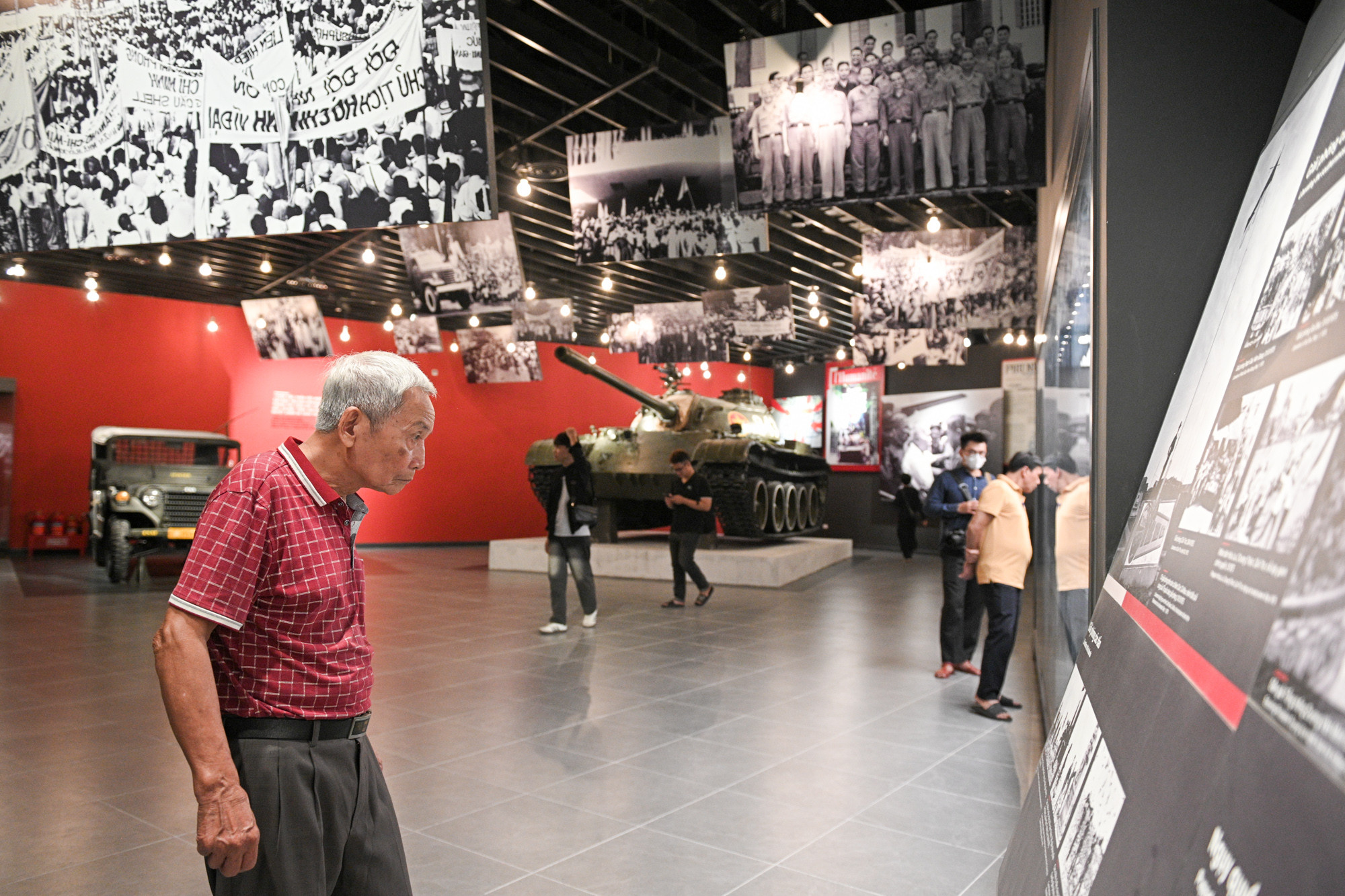 [Ảnh] Đông đảo khách tham quan Bảo tàng Lịch sử Quân sự Việt Nam ngày đầu mở cửa ảnh 3