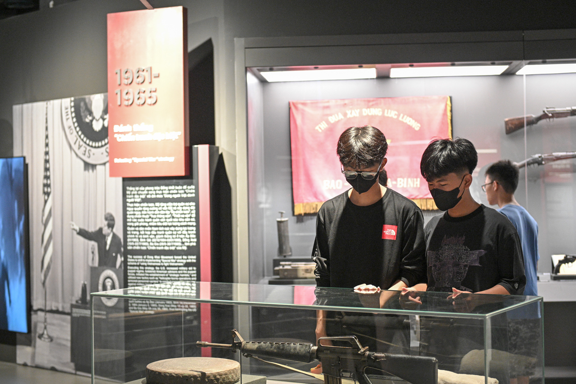 [Ảnh] Đông đảo khách tham quan Bảo tàng Lịch sử Quân sự Việt Nam ngày đầu mở cửa ảnh 7