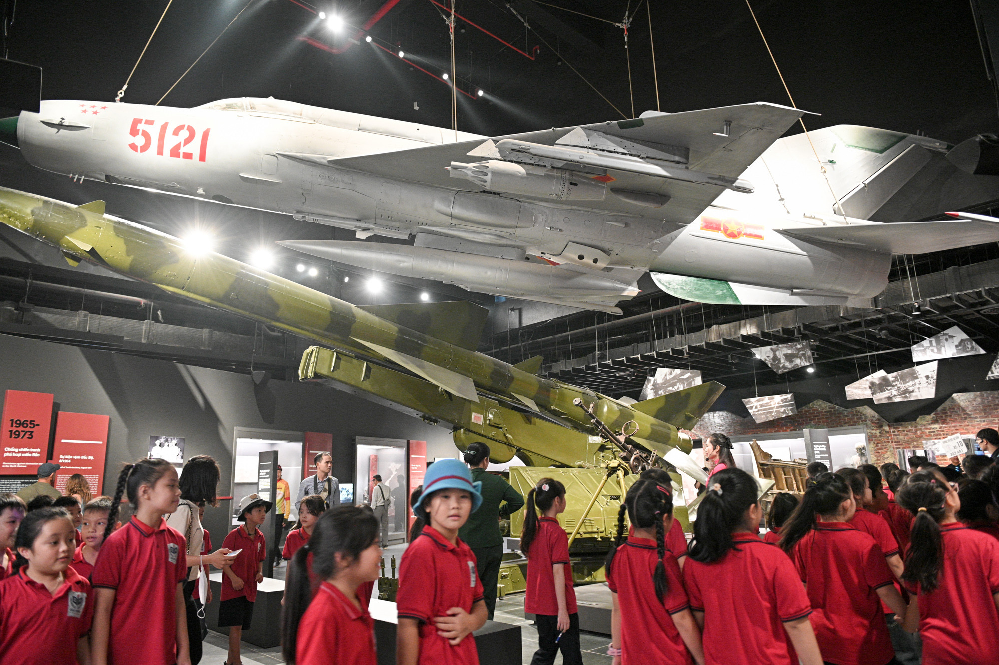 [Ảnh] Đông đảo khách tham quan Bảo tàng Lịch sử Quân sự Việt Nam ngày đầu mở cửa ảnh 4