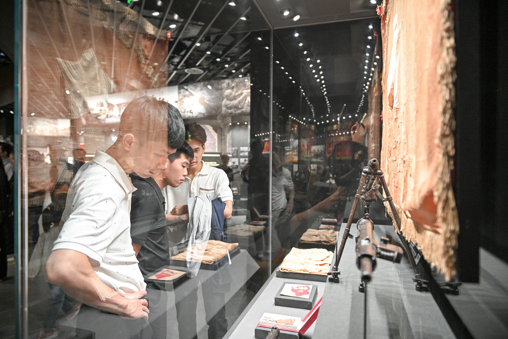 [Ảnh] Đông đảo khách tham quan Bảo tàng Lịch sử Quân sự Việt Nam ngày đầu mở cửa ảnh 13