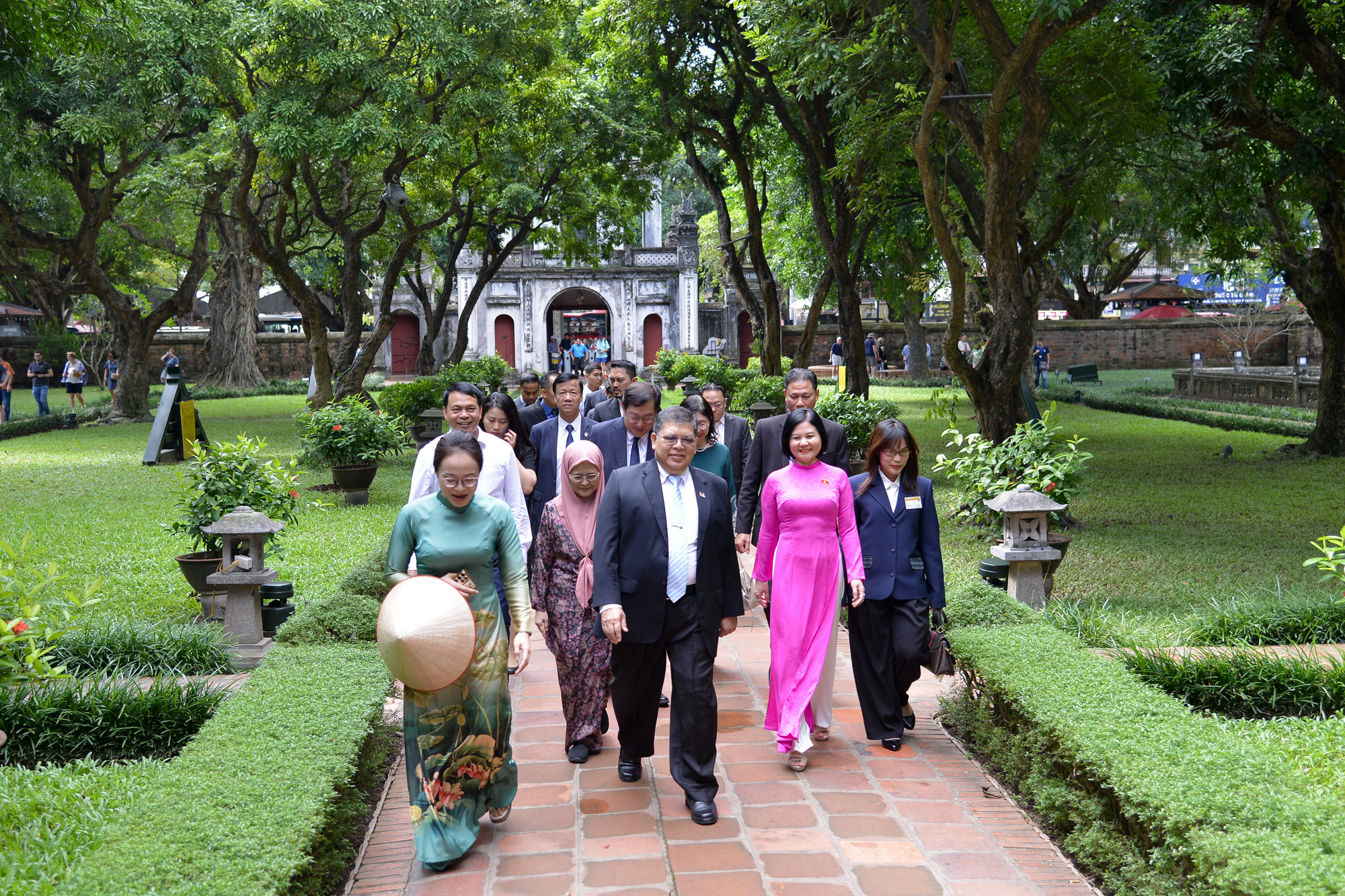 Chủ tịch Hạ viện Malaysia Tan Sri Dato’ Johari Bin Abdul và Phu nhân cùng đoàn tham quan tại Văn Miếu-Quốc Tử Giám.