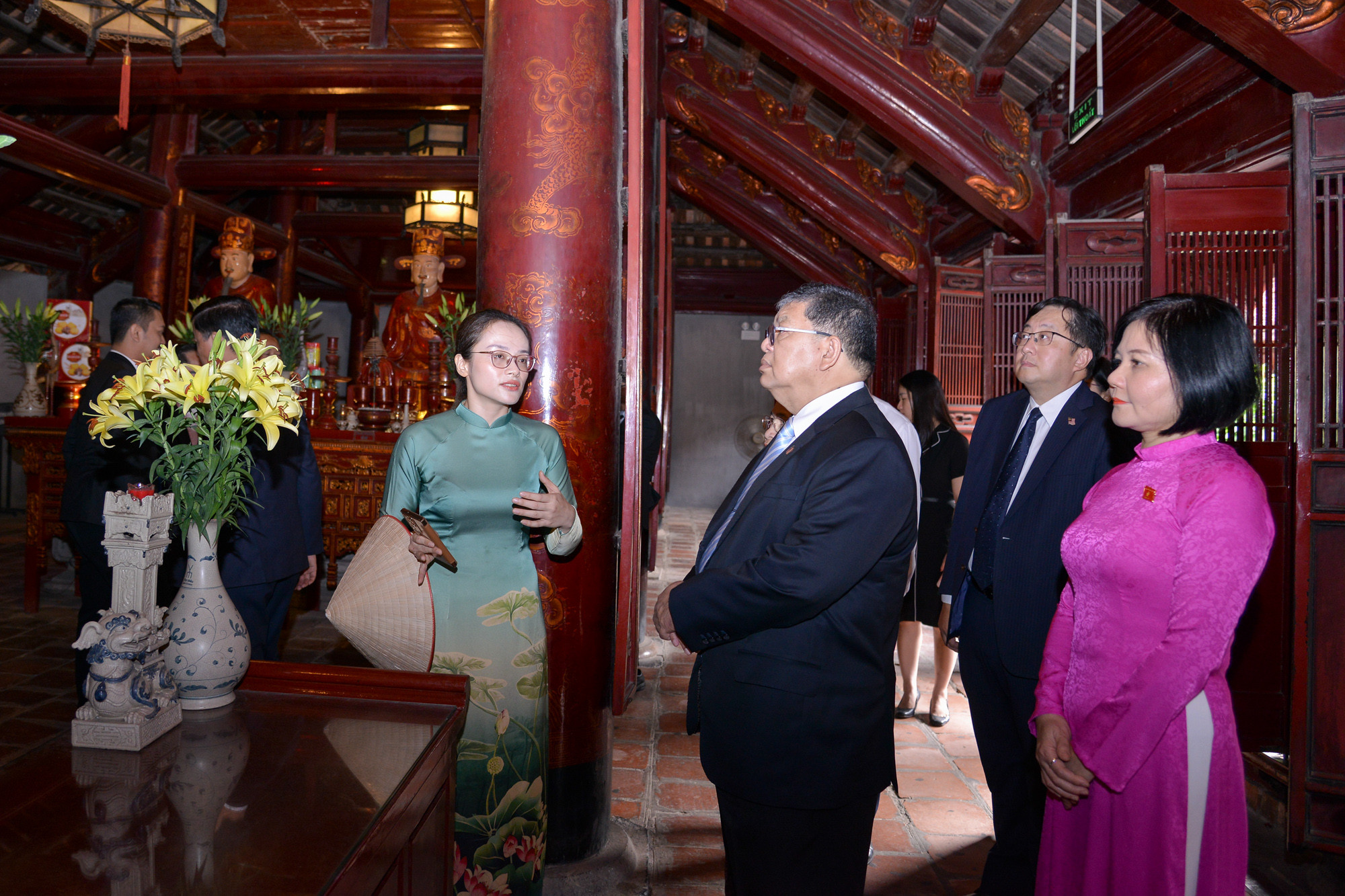 Chủ tịch Hạ viện Malaysia Tan Sri Dato’ Johari Bin Abdul và Phu nhân cùng đoàn tham quan những công trình kiến trúc cổ như: cổng Đại Trung, Khuê Văn Các, điện Đại Thành, vườn bia tiến sĩ và về Vạn thế sư biểu Chu Văn An; tìm hiểu về nơi gìn giữ và tôn vinh đạo học, lưu giữ và thể hiện đặc sắc nhất những giá trị nổi bật của văn hiến Việt Nam.