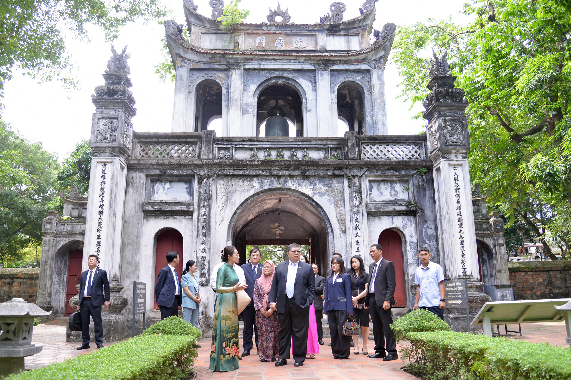 Thăm Di tích quốc gia đặc biệt Văn Miếu-Quốc Tử Giám, Chủ tịch Hạ viện Malaysia Tan Sri Dato’ Johari Bin Abdul và Phu nhân cùng Đoàn được nghe giới thiệu về lịch sử hình thành và phát triển của trường đại học đầu tiên của Việt Nam, nơi gắn liền với truyền thống hiếu học của dân tộc, nơi hội tụ tinh hoa đất học của Đại Việt xưa, Việt Nam ngày nay.