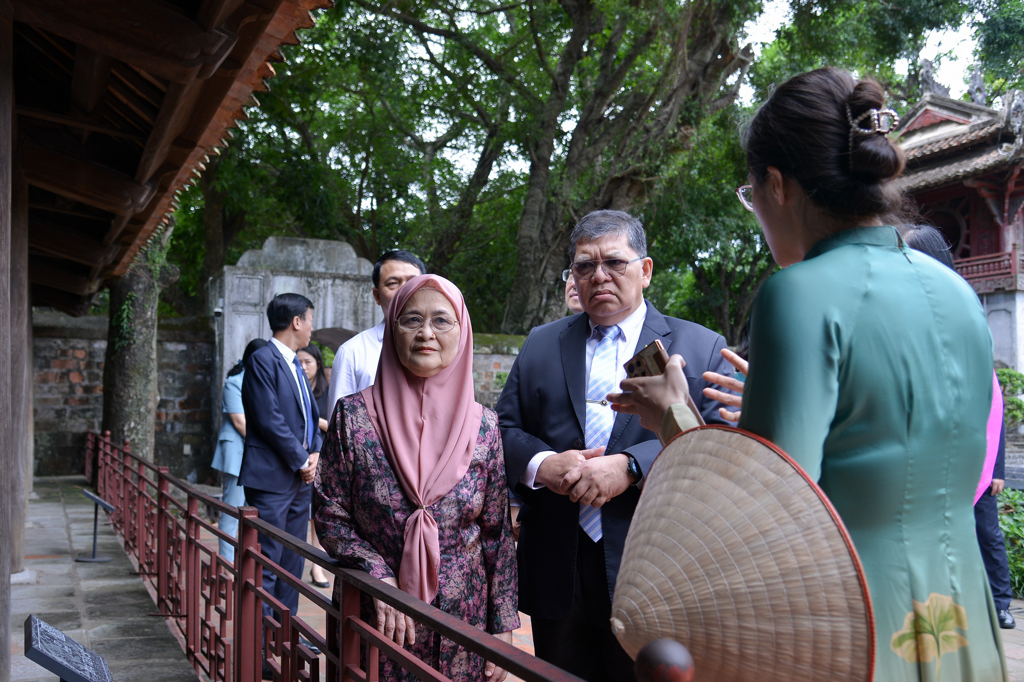 Chủ tịch Hạ viện Malaysia Tan Sri Dato’ Johari Bin Abdul nghe giới thiệu về Di sản Tư liệu Thế giới 82 bia Tiến sĩ tại Khu Di tích.