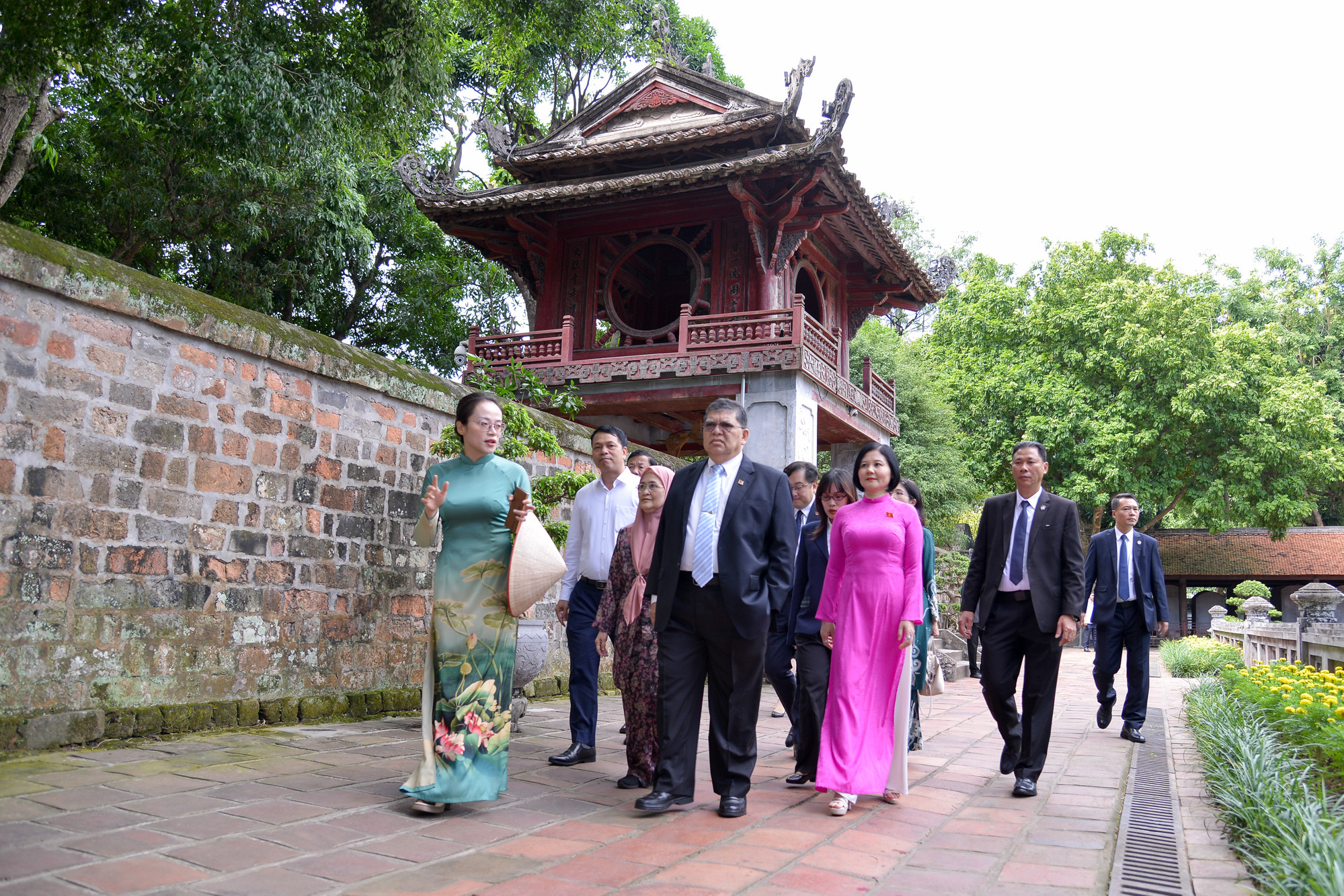 Đoàn nghe giới thiệu về lịch sử hình thành và phát triển trường đại học đầu tiên của Việt Nam.