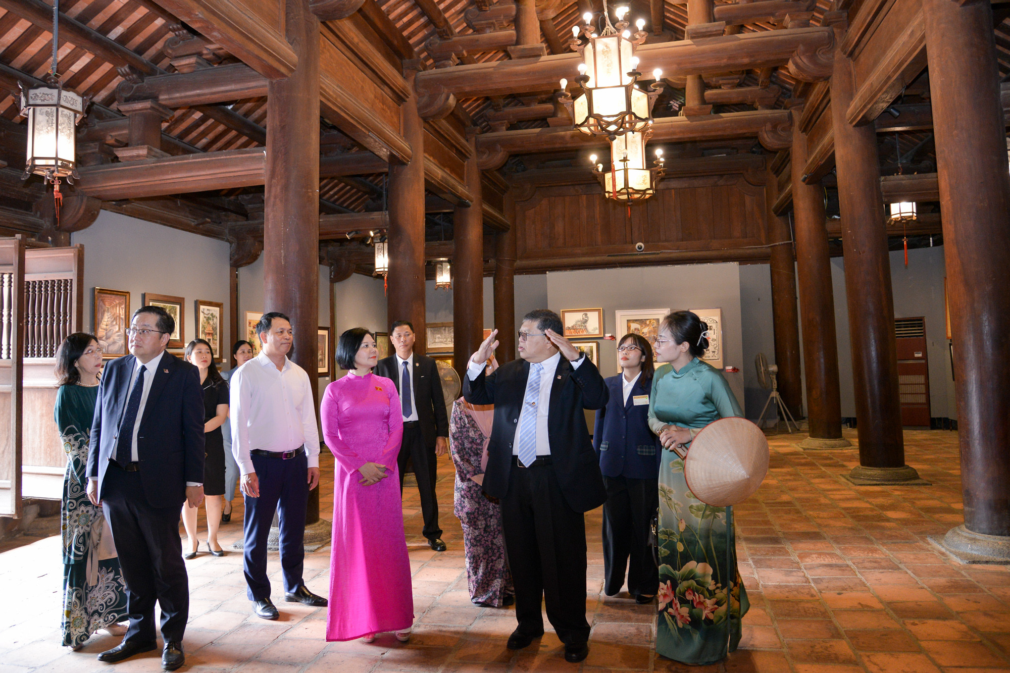 Các đại biểu nghe giới thiệu về lịch sử hình thành di tích lịch sử văn hóa tiêu biểu và quan trọng bậc nhất của Thủ đô Hà Nội cũng như của Việt Nam.