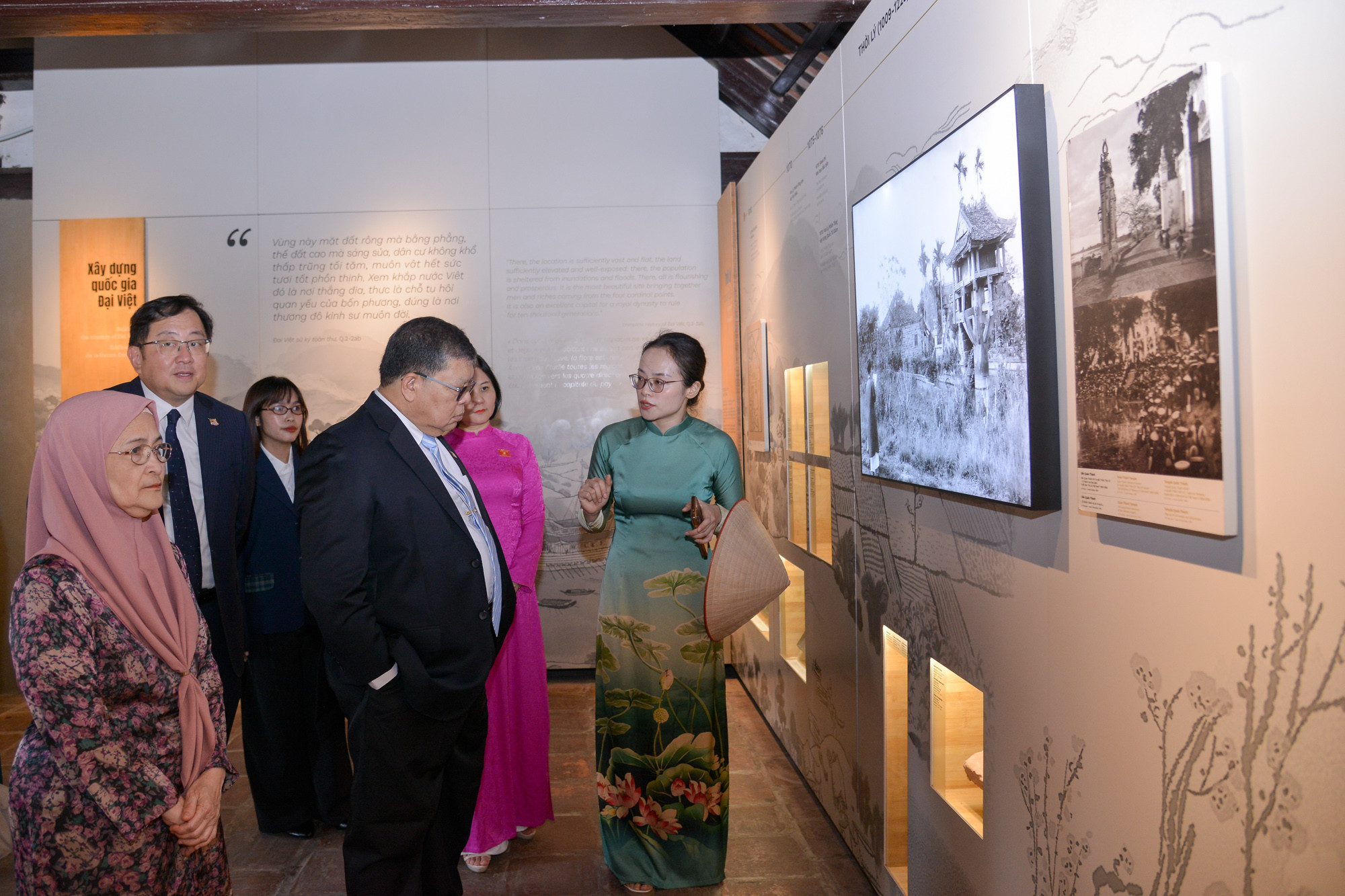 Chủ tịch Hạ viện Malaysia Tan Sri Dato’ Johari Bin Abdul và Phu nhân cùng Đoàn chiêm ngưỡng các hiện vật trưng bày tại Văn Miếu-Quốc Tử Giám.