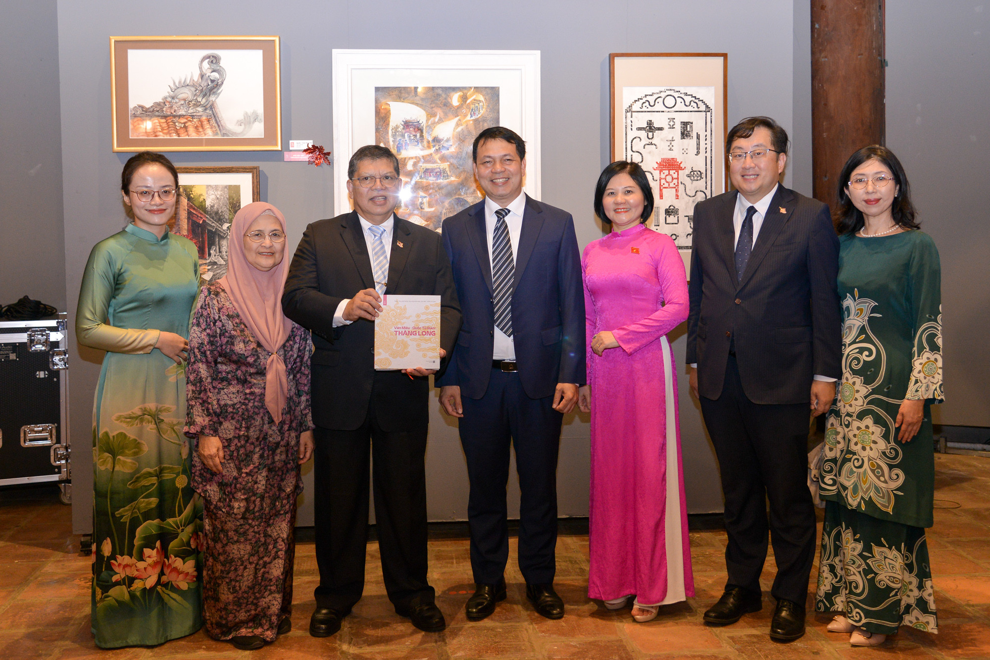 Lãnh đạo Trung tâm Hoạt động Văn hóa Khoa học Văn Miếu-Quốc Tử Giám đã tặng Chủ tịch Hạ viện Malaysia và Đoàn cuốn sách "Văn Miếu-Quốc Tử Giám Thăng Long".