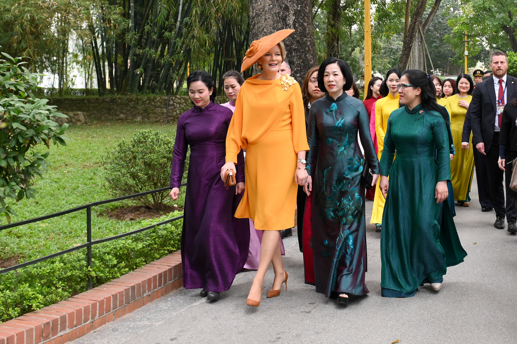 Hoàng hậu Vương quốc Bỉ Mathilde cùng bà Nguyễn Thị Minh Nguyệt, Phu nhân Chủ tịch nước Lương Cường thăm Nhà sàn Bác Hồ trong Khu Di tích Phủ Chủ tịch.