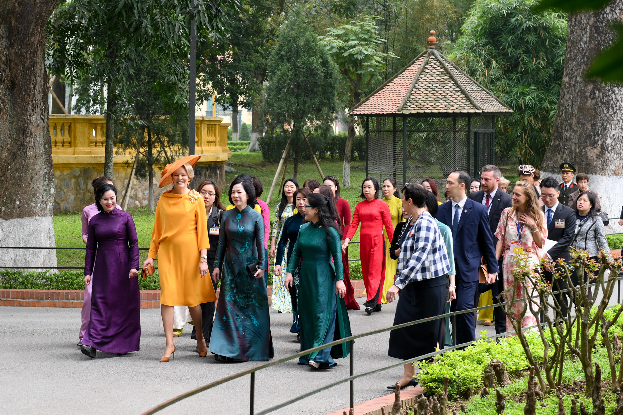 Hoàng hậu Vương quốc Bỉ cùng Phu nhân Chủ tịch nước Lương Cường tại khuôn viên Khu Di tích Phủ Chủ tịch.