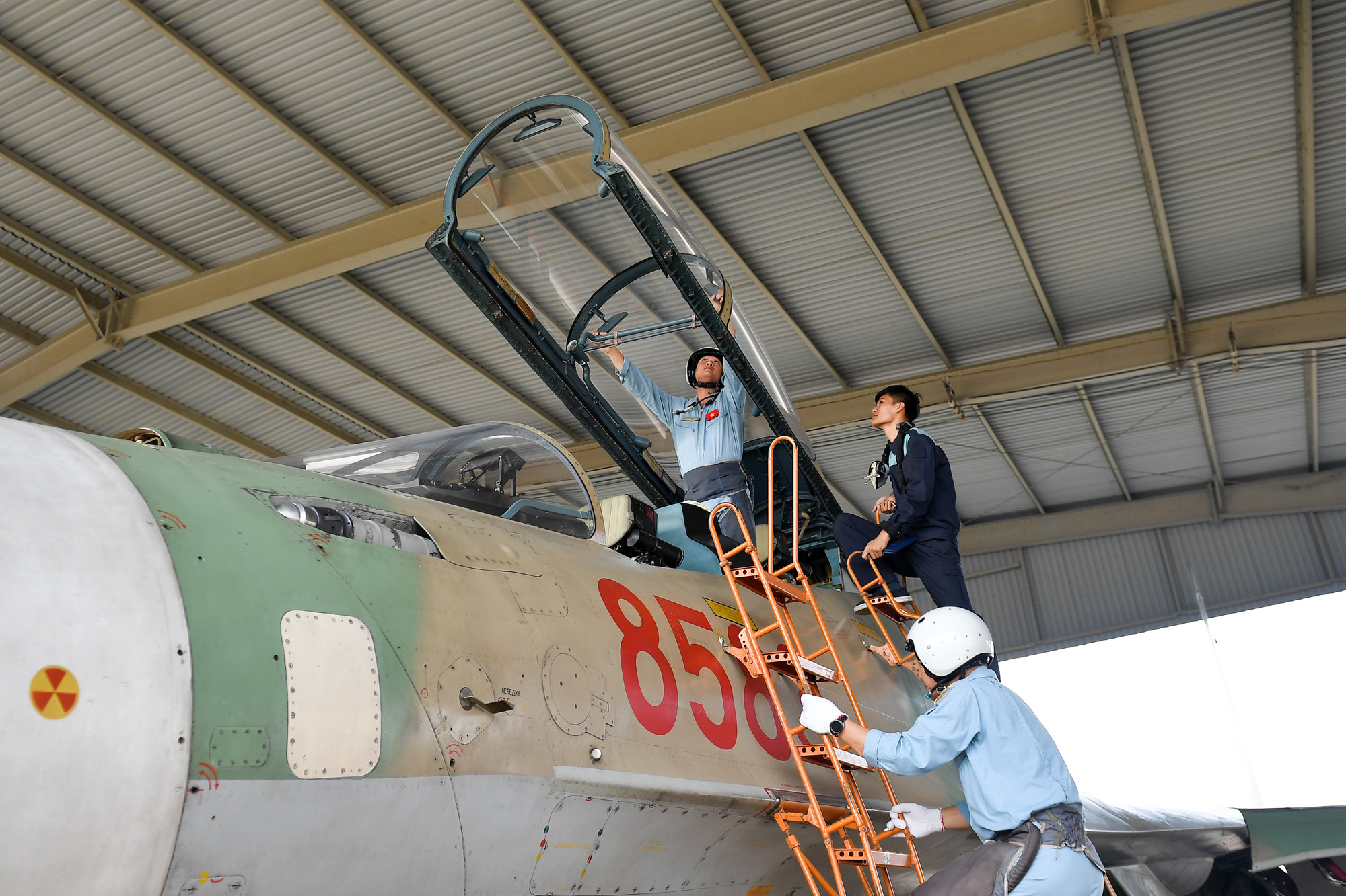 Trước đó, lực lượng không quân cất cánh các biên đội trực thăng, máy bay huấn luyện Yak-130 và tiêm kích SU-30MK2 từ sân bay Biên Hòa vào trung tâm TPHCM để bay trình diễn khai mạc trong Lễ kỷ niệm 50 năm Ngày Giải phóng miền Nam, thống nhất đất nước (30/4/1975-30/4/2025).