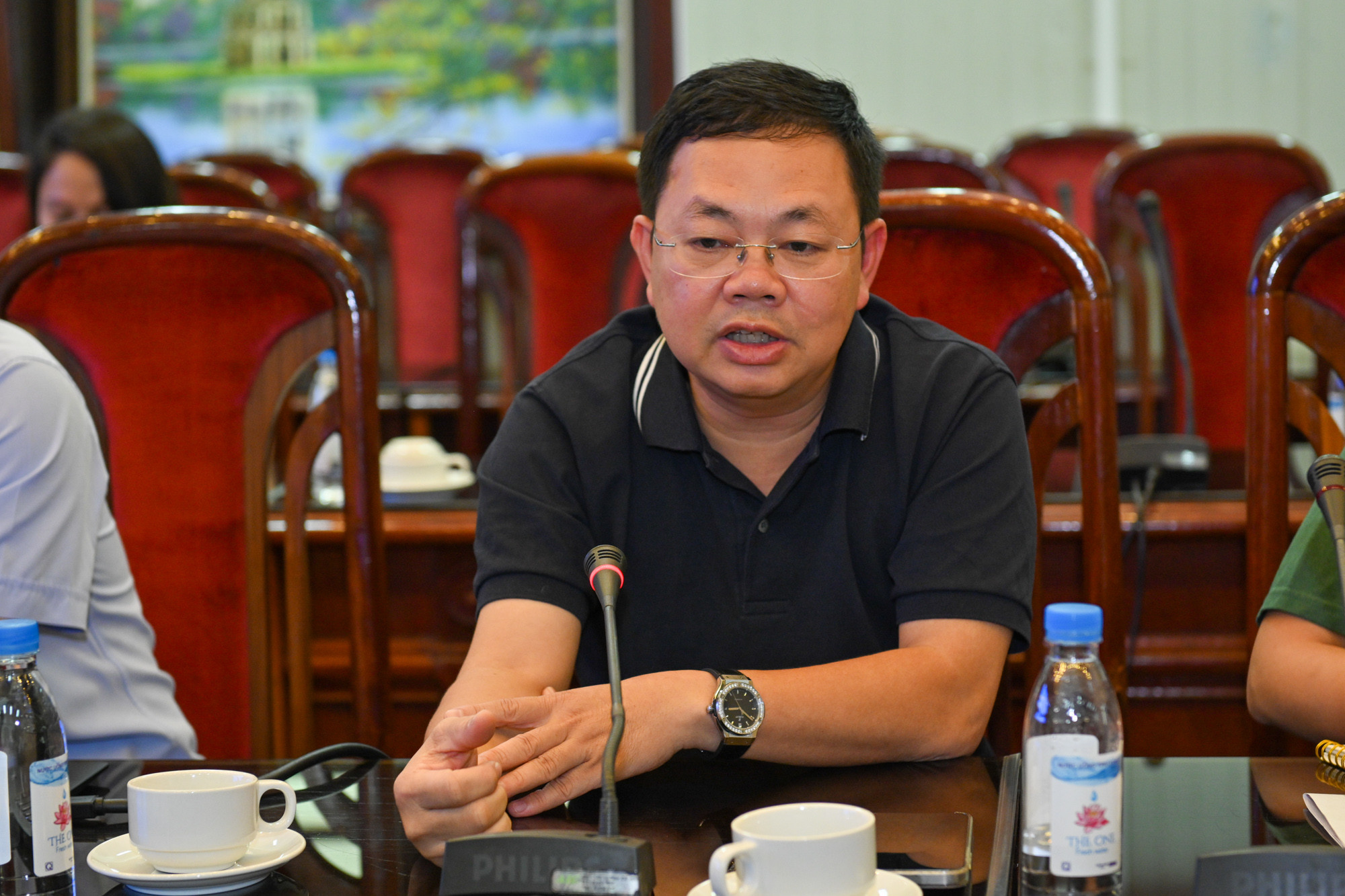 Giám đốc Trung tâm Truyền hình Nhân Dân Vũ Duy Hưng thông tin đến đoàn thực tế về Truyền hình Nhân Dân.