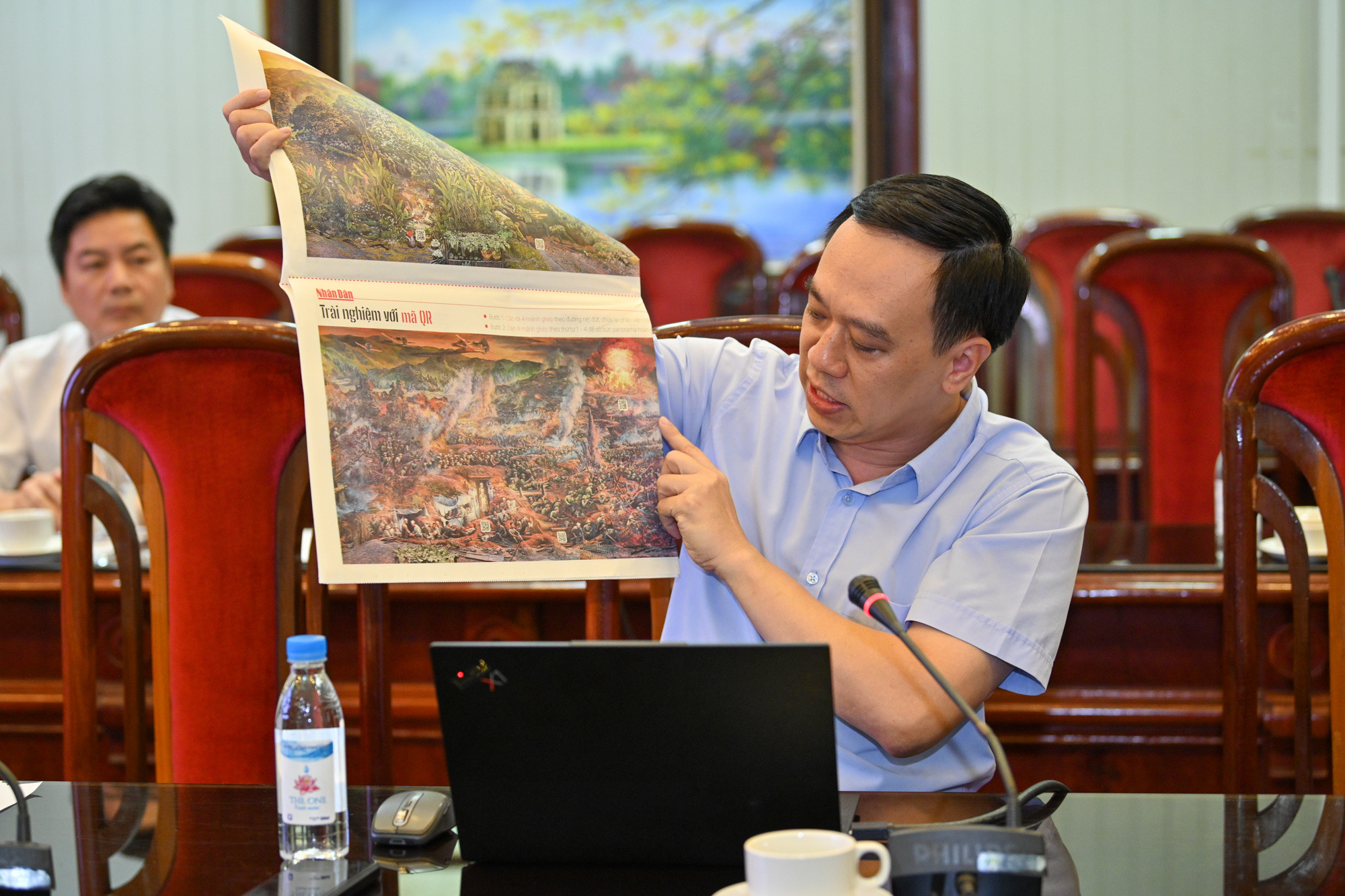 Phó Trưởng Ban Nhân Dân điện tử Ngô Việt Anh trao đổi về những dấu ấn đổi mới hiện nay trên Báo Nhân Dân điện tử.