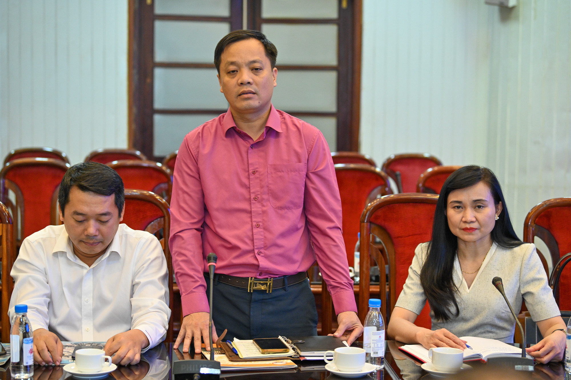 Học viên Lớp Quản lý Phát thanh, Truyền hình và Báo mạng điện tử phát biểu.