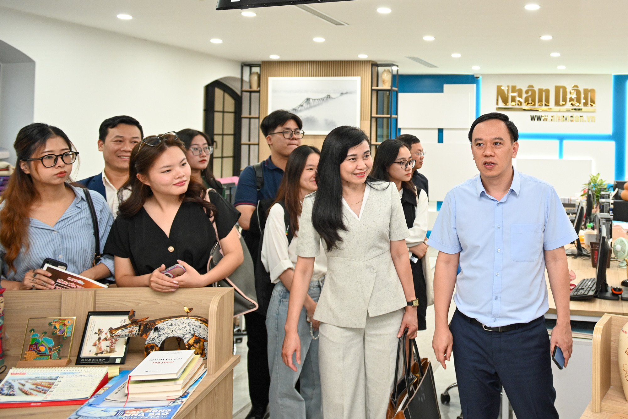 Các thành viên trong đoàn tham quan mô hình tòa soạn hội tụ Nhân Dân điện tử.
