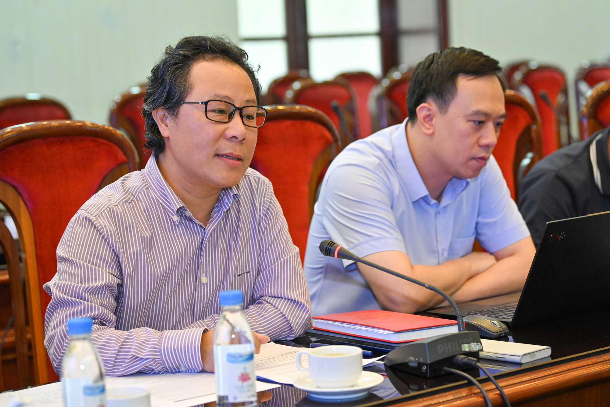 Chủ tịch Liên Chi hội Nhà báo, Trưởng Ban Nhân Dân cuối tuần Vũ Mai Hoàng thông tin một số cột mốc nổi bật trong quá trình hình thành và phát triển của Báo Nhân Dân đến các học viên.