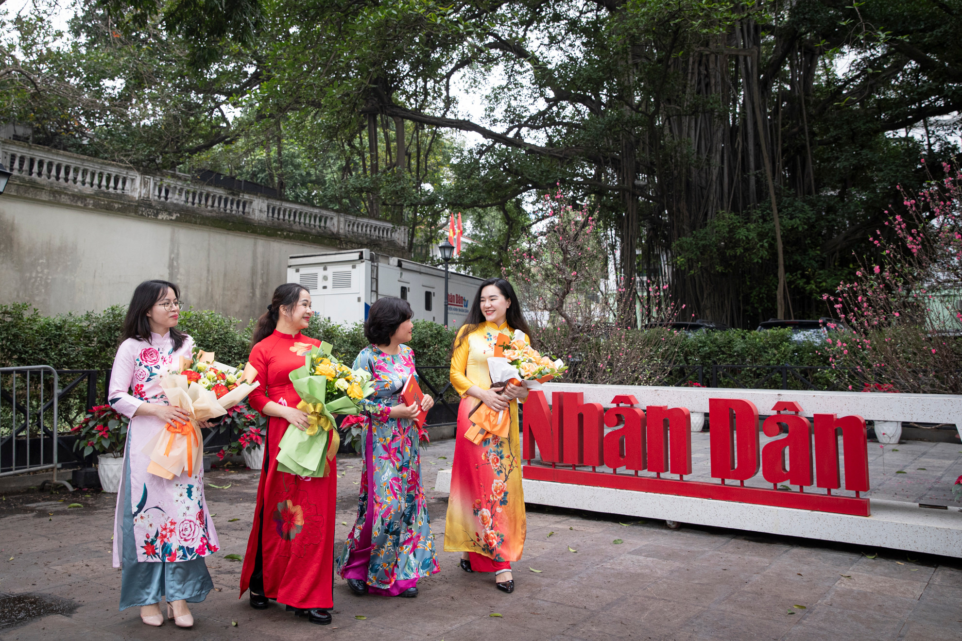 Trong tuần đầu tháng 3, tại Trụ sở Báo Nhân Dân, nữ cán bộ, phóng viên duyên dáng trong những tà áo dài rực rỡ.