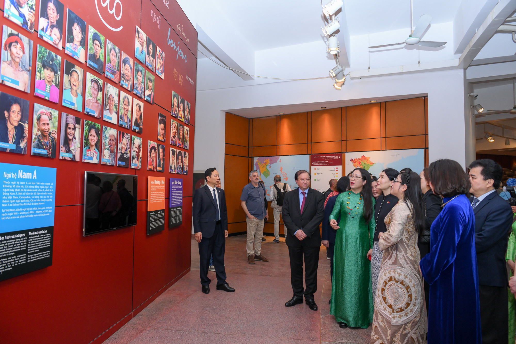 Tại tòa Trống đồng, hai phu nhân được nghe giới thiệu về 54 dân tộc Việt Nam, chiêm ngưỡng những kiểu trang phục truyền thống, các nghi lễ hoặc công cụ lao động, đồ dùng sinh hoạt xa xưa. Tại tòa Trống đồng, hai phu nhân được nghe giới thiệu về 54 dân tộc Việt Nam, chiêm ngưỡng những kiểu trang phục truyền thống, các nghi lễ hoặc công cụ lao động, đồ dùng sinh hoạt xa xưa.