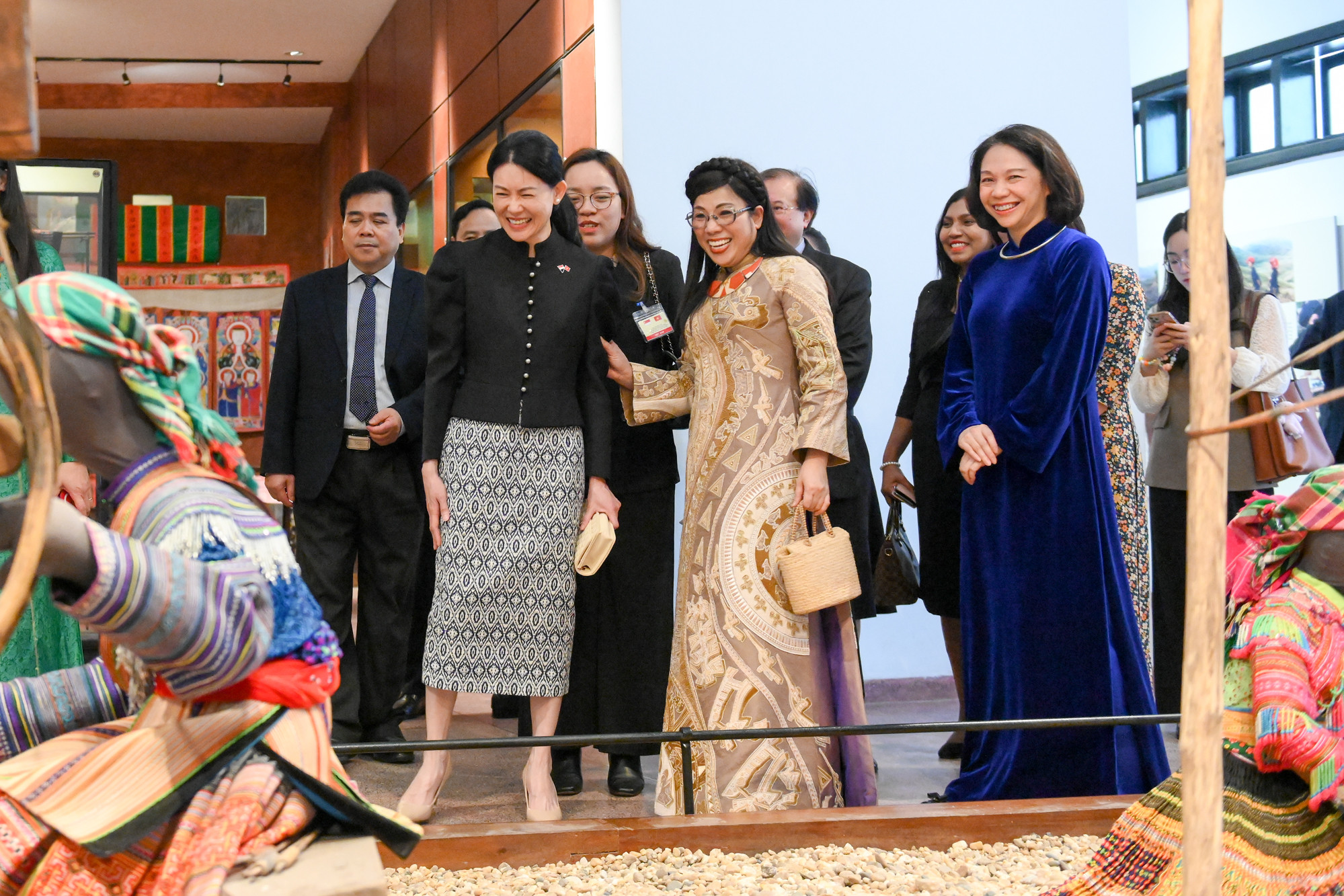 Hai phu nhân trò chuyện vui vẻ trong chuyến tham quan. Hai phu nhân trò chuyện vui vẻ trong chuyến tham quan.