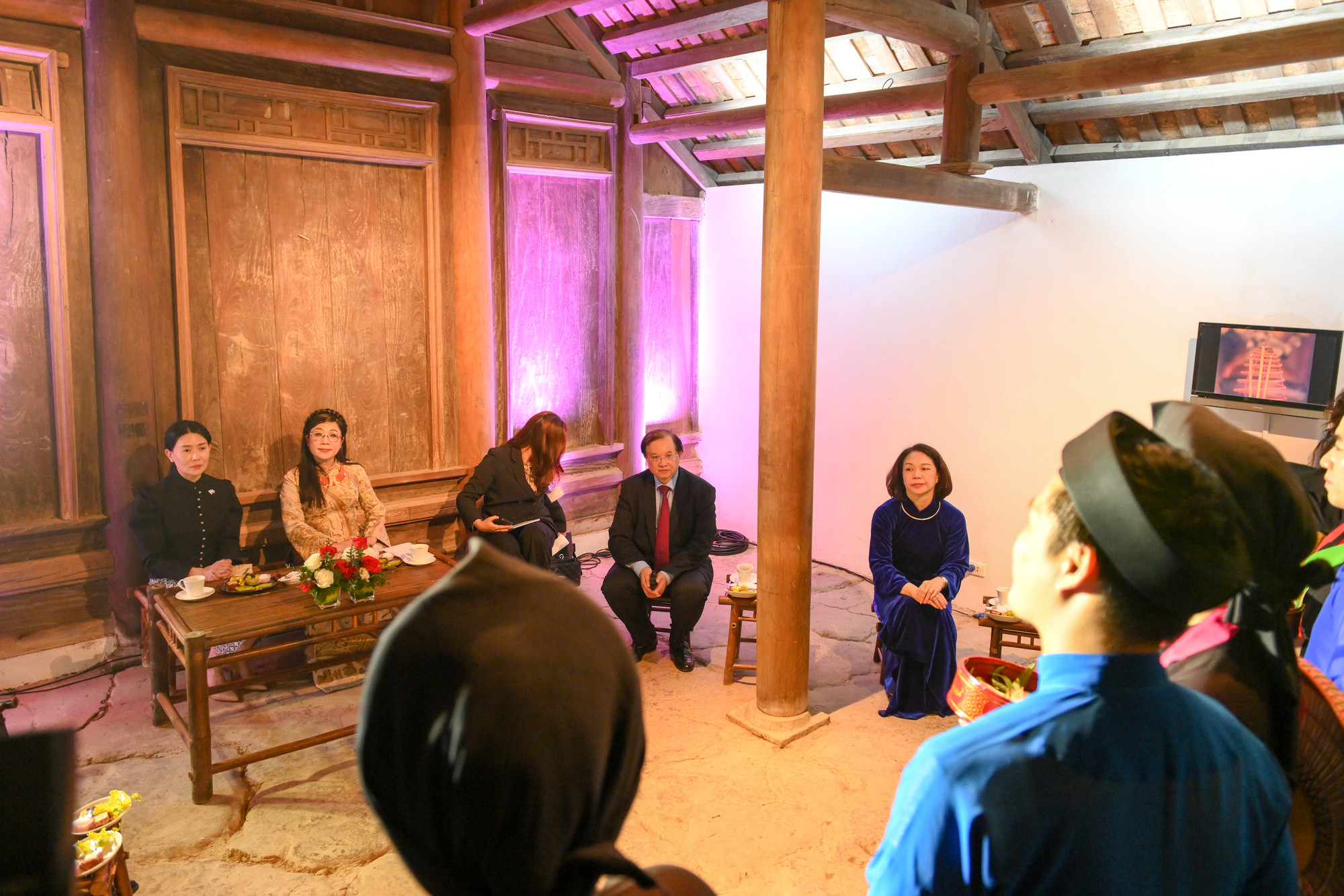 Hai phu nhân cùng thưởng trà, các loại bánh dân tộc và thưởng thức quan họ Bắc Ninh và các bài hát Việt Nam-Singapore. Hai phu nhân cùng thưởng trà, các loại bánh dân tộc và thưởng thức quan họ Bắc Ninh và các bài hát Việt Nam-Singapore.