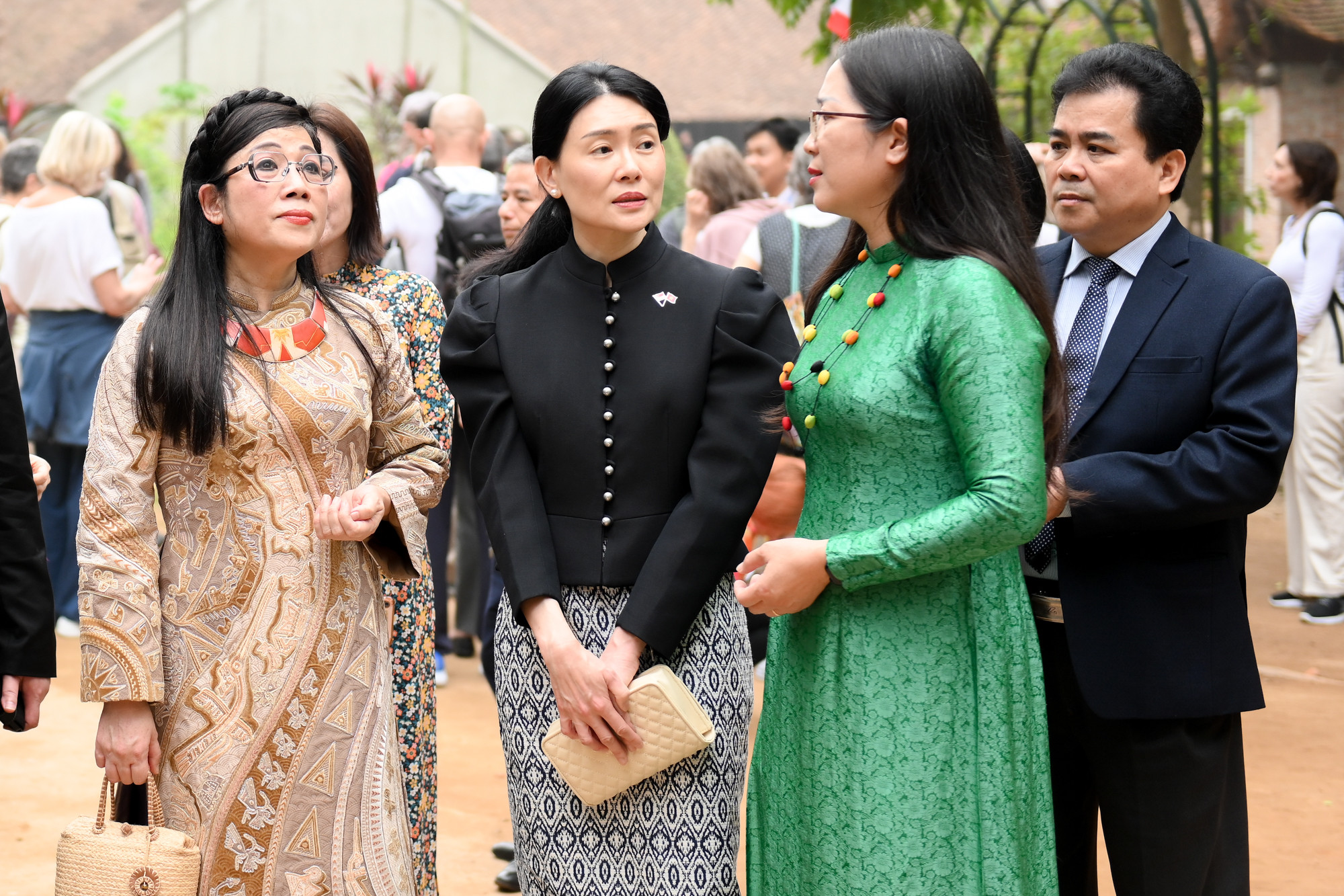 Hai phu nhân nghe giới thiệu về khu vườn Kiến trúc với 10 công trình dân gian đại diện cho các loại hình khác nhau của nhiều dân tộc và vùng văn hóa. Hai phu nhân nghe giới thiệu về khu vườn Kiến trúc với 10 công trình dân gian đại diện cho các loại hình khác nhau của nhiều dân tộc và vùng văn hóa.