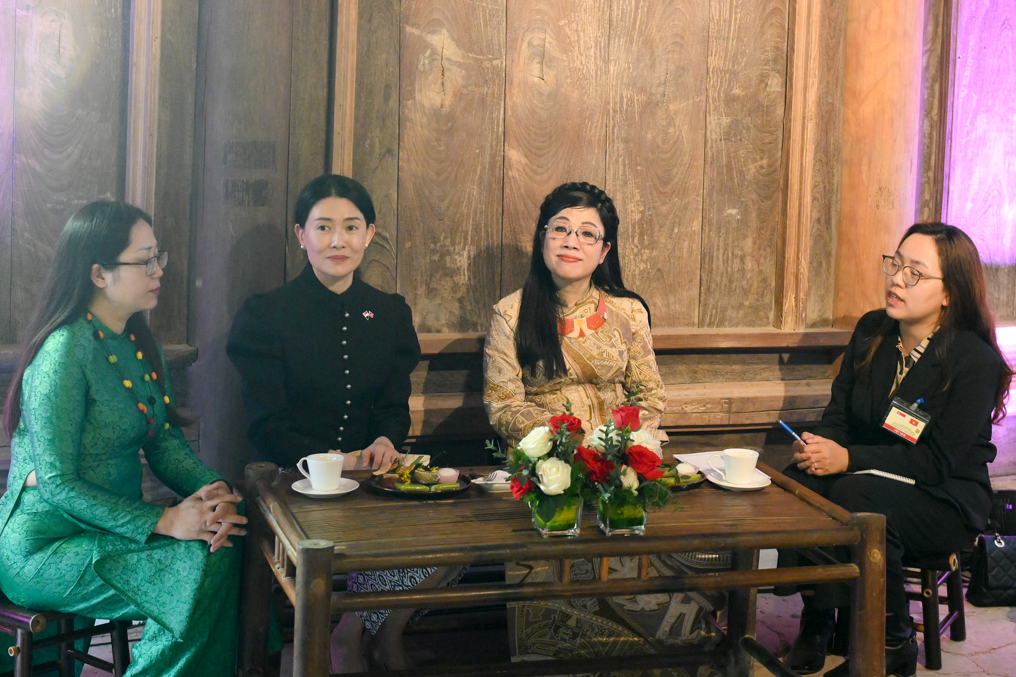 Hai phu nhân cùng thưởng trà, các loại bánh bánh dân tộc và thưởng thức quan họ Bắc Ninh và các bài hát Việt Nam-Singapore. Hai phu nhân cùng thưởng trà, các loại bánh bánh dân tộc và thưởng thức quan họ Bắc Ninh và các bài hát Việt Nam-Singapore.