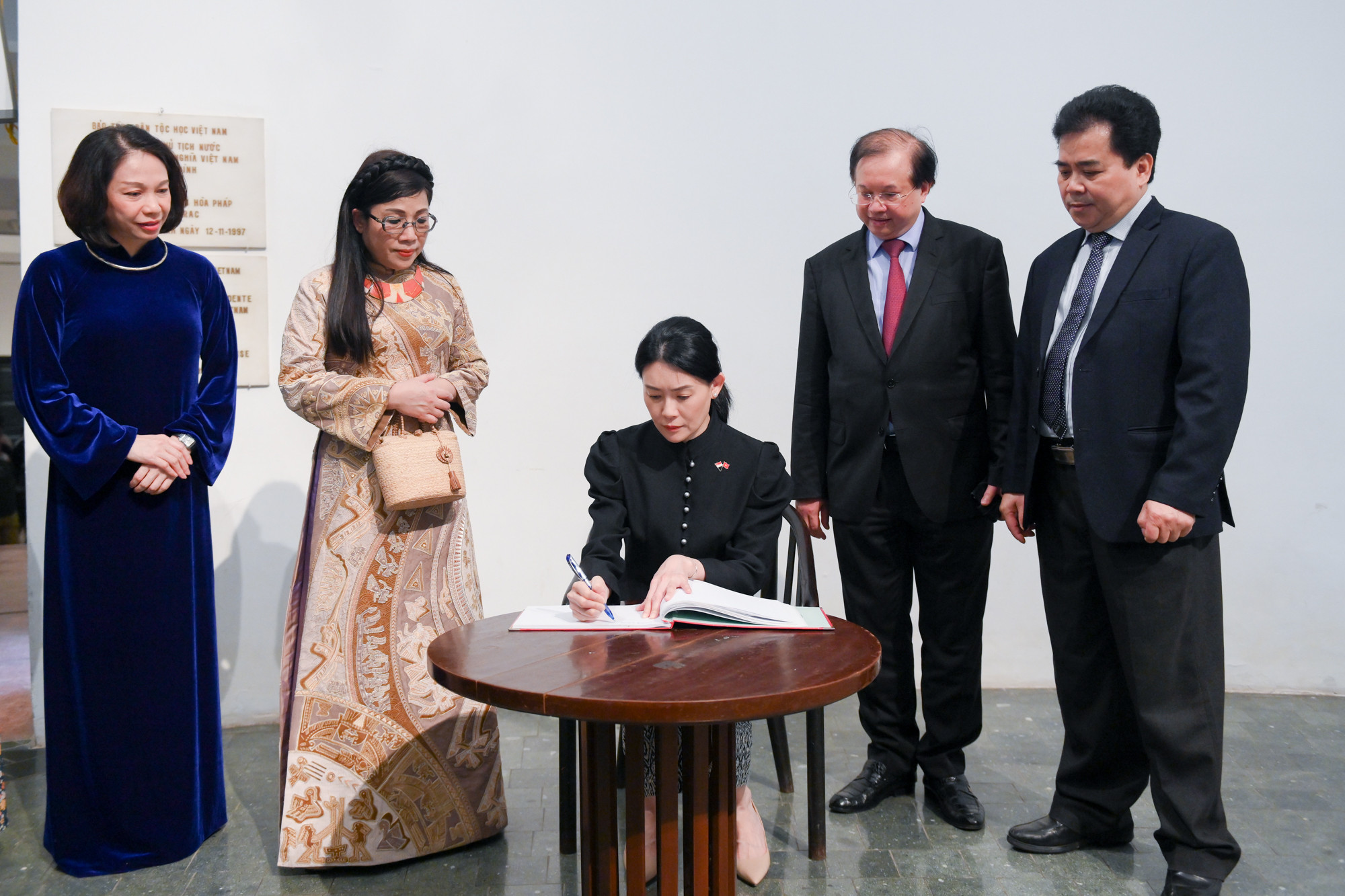 Bà Loo Tze Lui, Phu nhân Thủ tướng Singapore Lawrence Wong, ghi sổ cảm tưởng tại bảo tàng. Bà Loo Tze Lui, Phu nhân Thủ tướng Singapore Lawrence Wong, ghi sổ cảm tưởng tại bảo tàng.