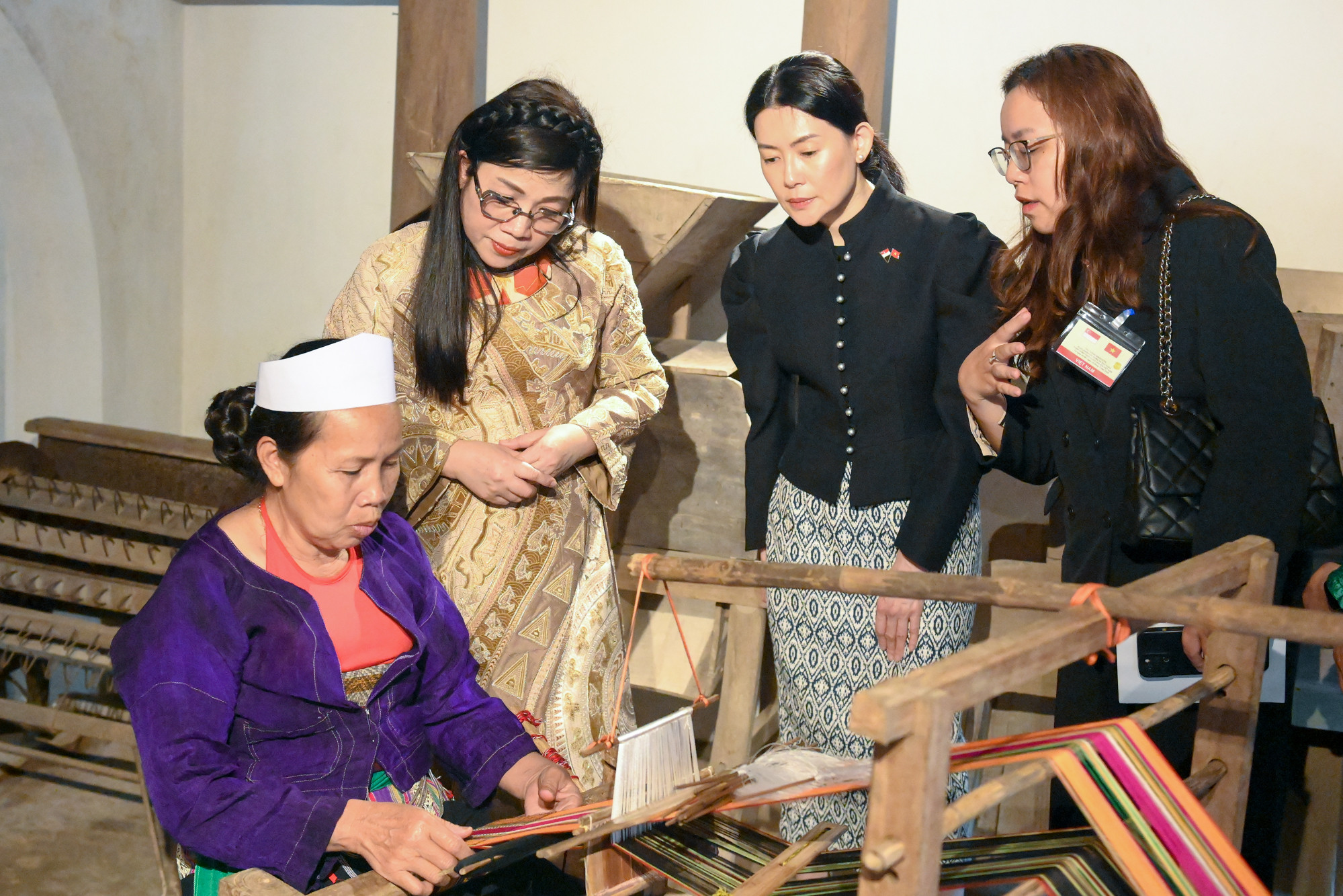 Hai phu nhân nghe nghệ nhân giới thiệu về kỹ thuật dệt thổ cẩm và trải nghiệm dệt vải. Hai phu nhân nghe nghệ nhân giới thiệu về kỹ thuật dệt thổ cẩm và trải nghiệm dệt vải.