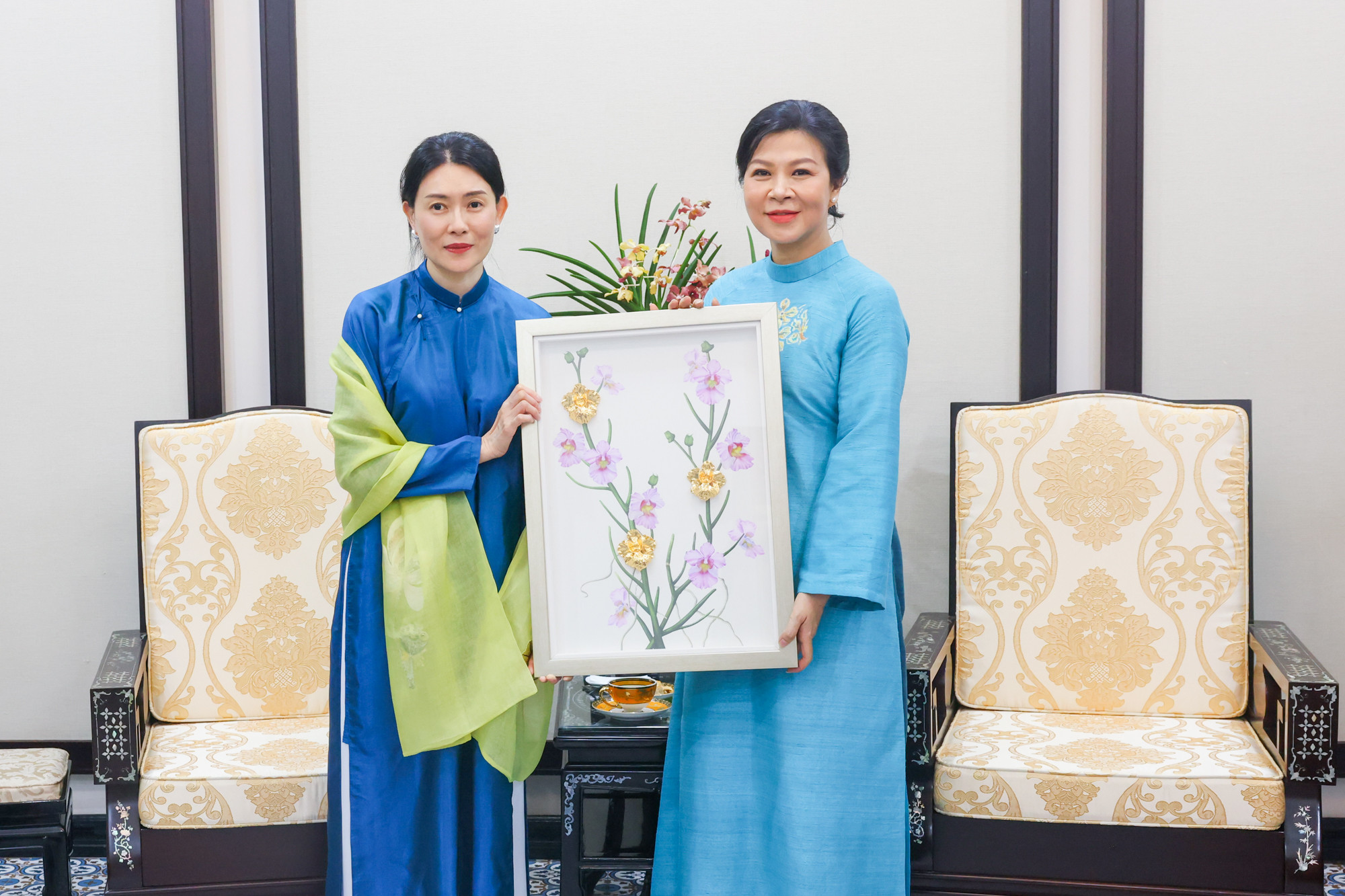 Bà Loo Tze Lui, Phu nhân Thủ tướng Singapore Lawrence Wong trao quà tặng bà Ngô Phương Ly, Phu nhân Tổng Bí thư Tô Lâm.