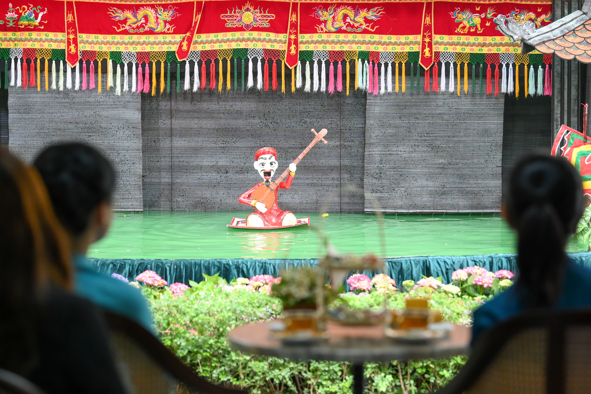 Hai phu nhân thưởng thức nghệ thuật múa rối nước truyền thống Việt Nam.