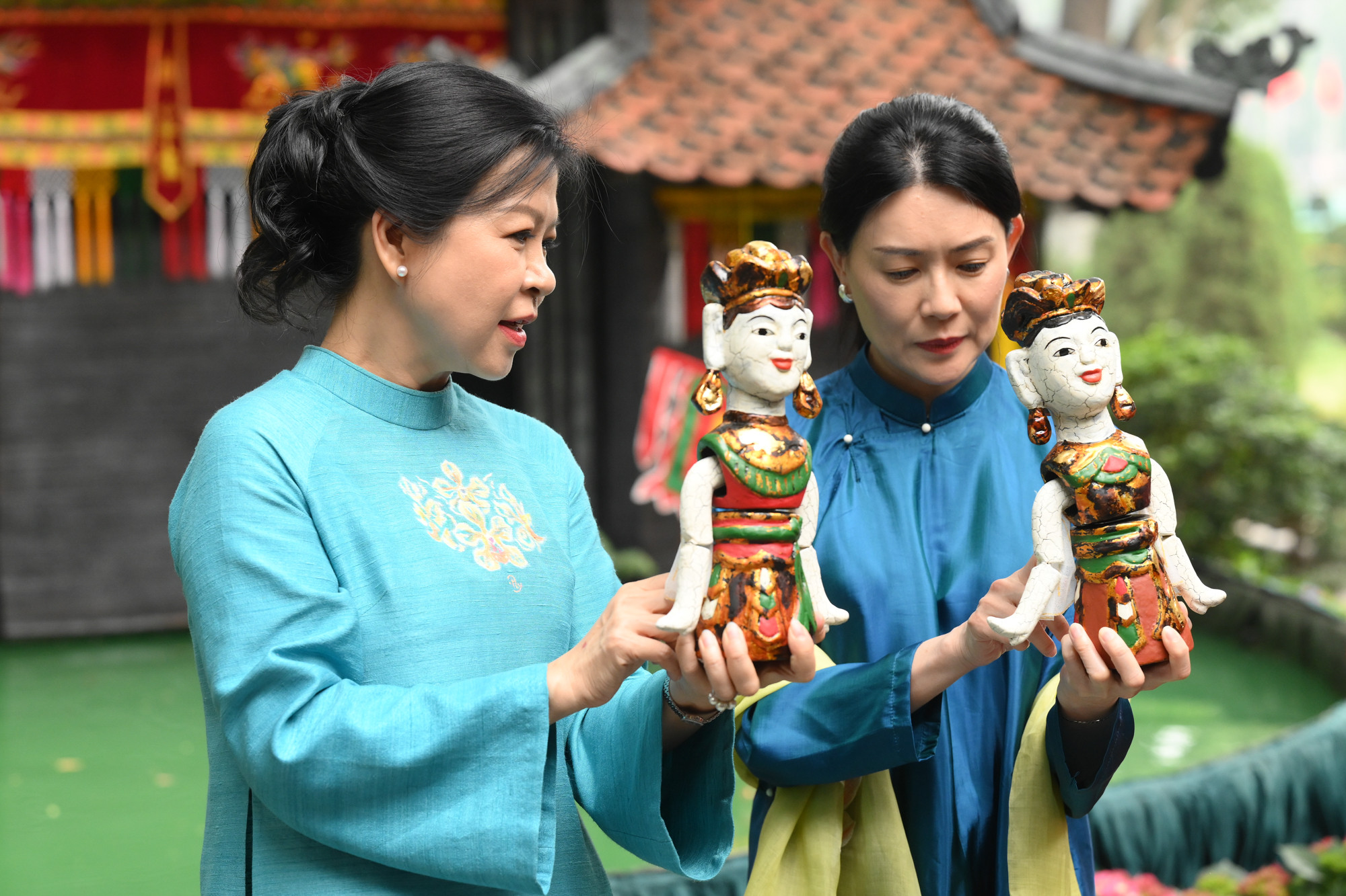 Phu nhân Tổng Bí thư tặng Phu nhân Thủ tướng Singapore hai con rối hình cô tiên.