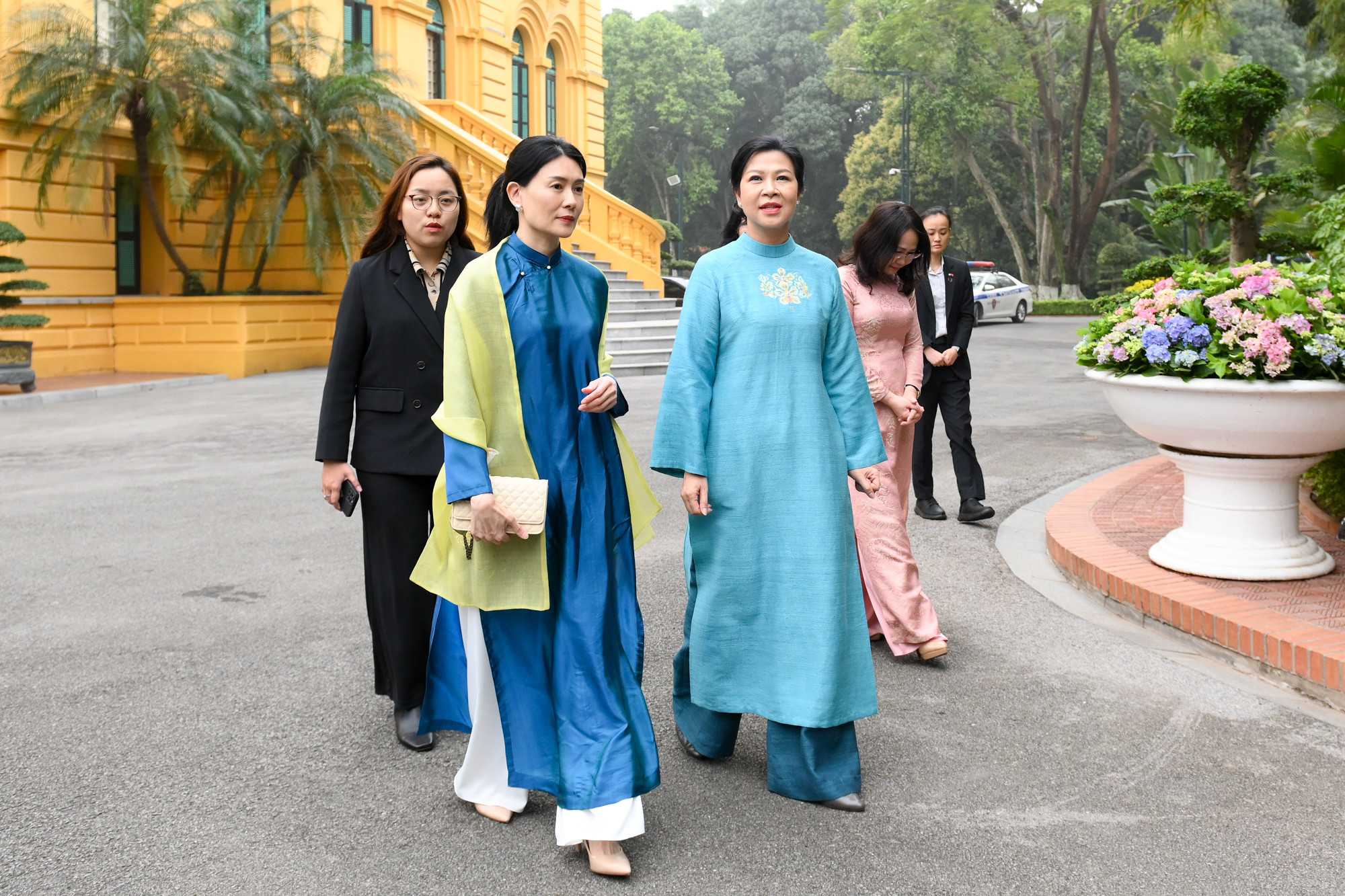 Bà Ngô Phương Ly, Phu nhân Tổng Bí thư Tô Lâm cùng bà Loo Tze Lui, Phu nhân Thủ tướng Singapore Lawrence Wong tại Phủ Chủ tịch.